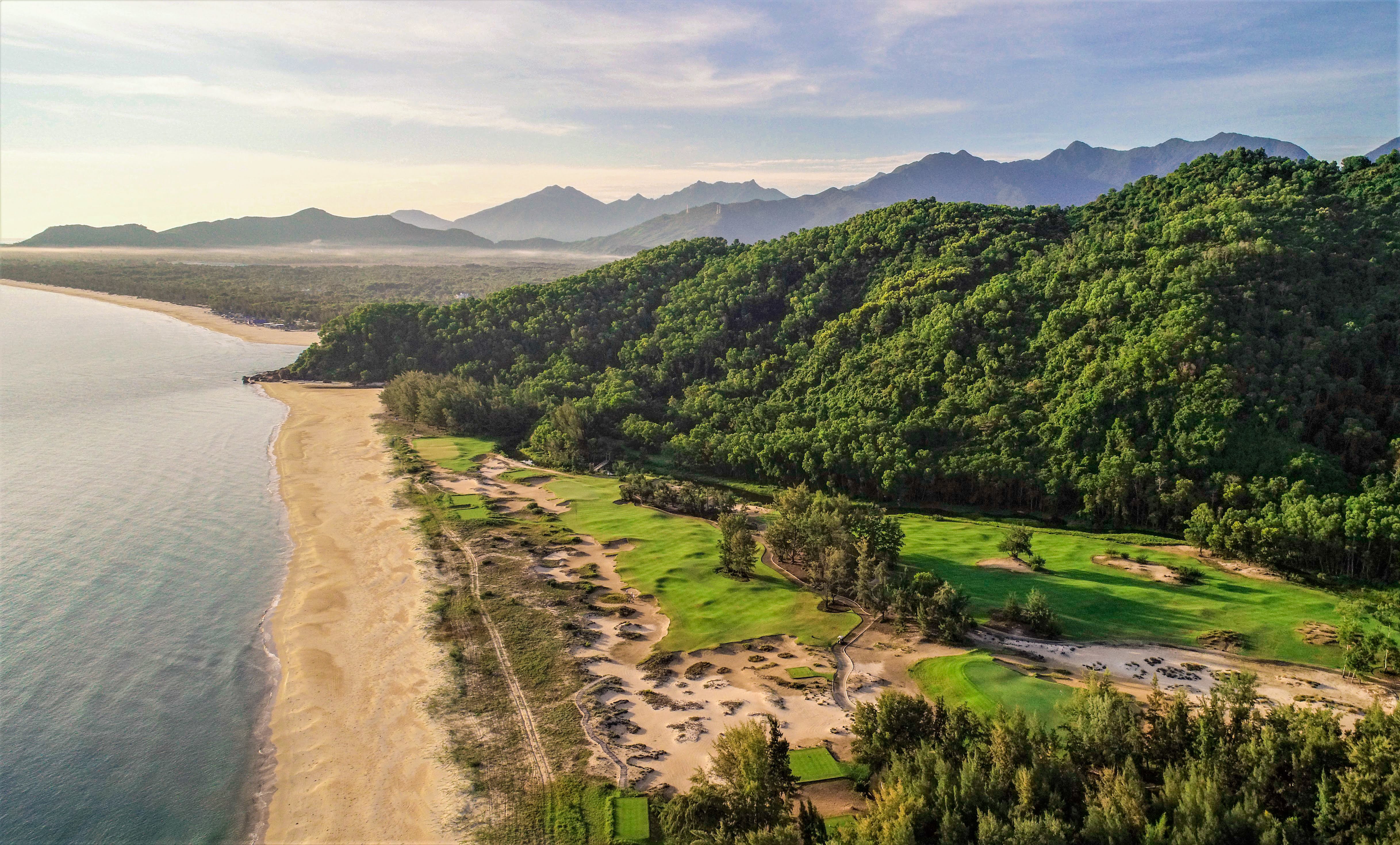 Laguna Golf Lăng Cô - một trong những khu nghỉ dưỡng có sân golf đạt chuẩn quốc tế.