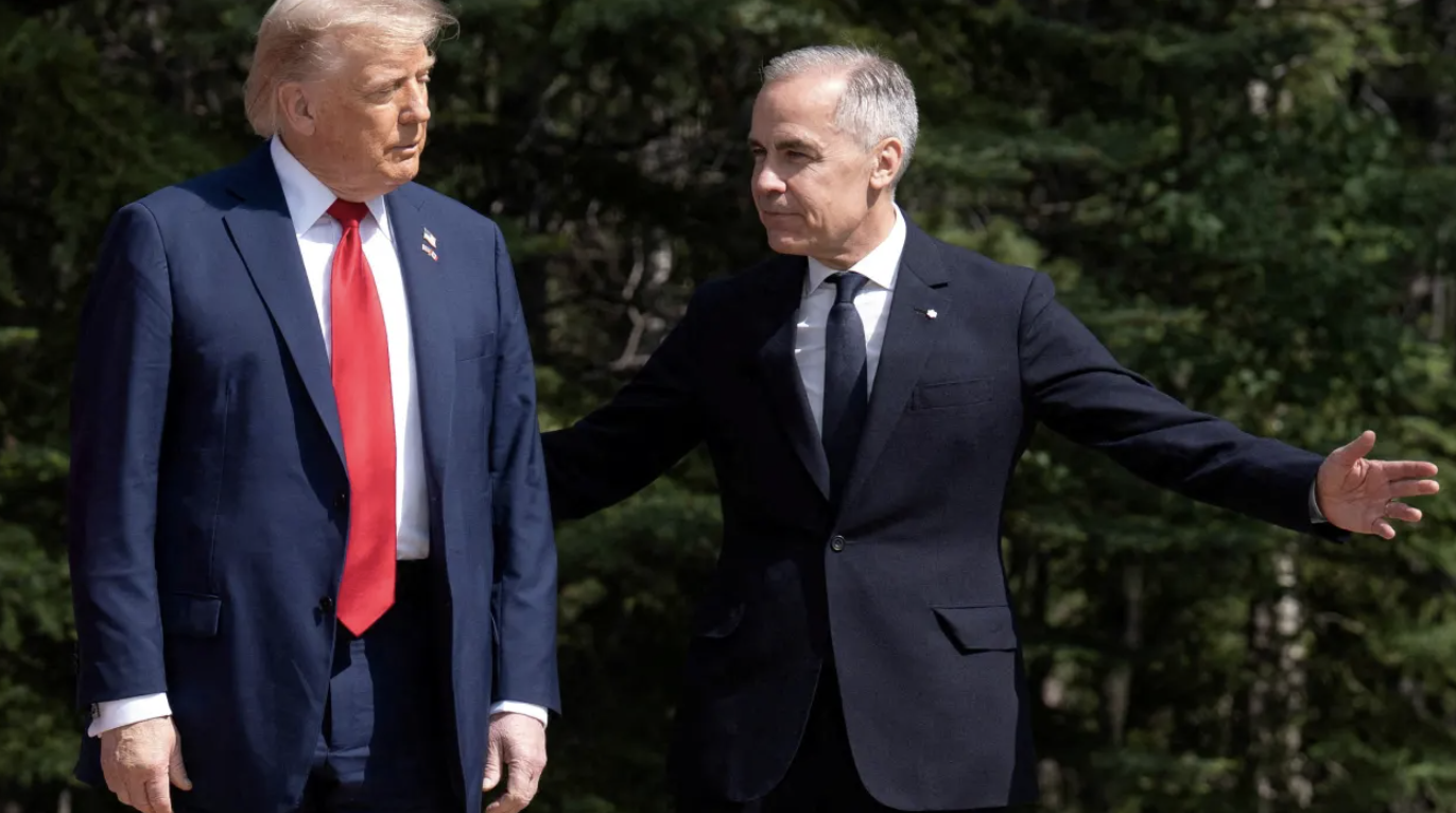 Tổng thống Mỹ Donald Trump (trái) và Thủ tướng Canada Mark Carney trong cuộc gặp tại thượng đỉnh G7 ở Canada, tháng 6/2025 - Ảnh: Reuters.