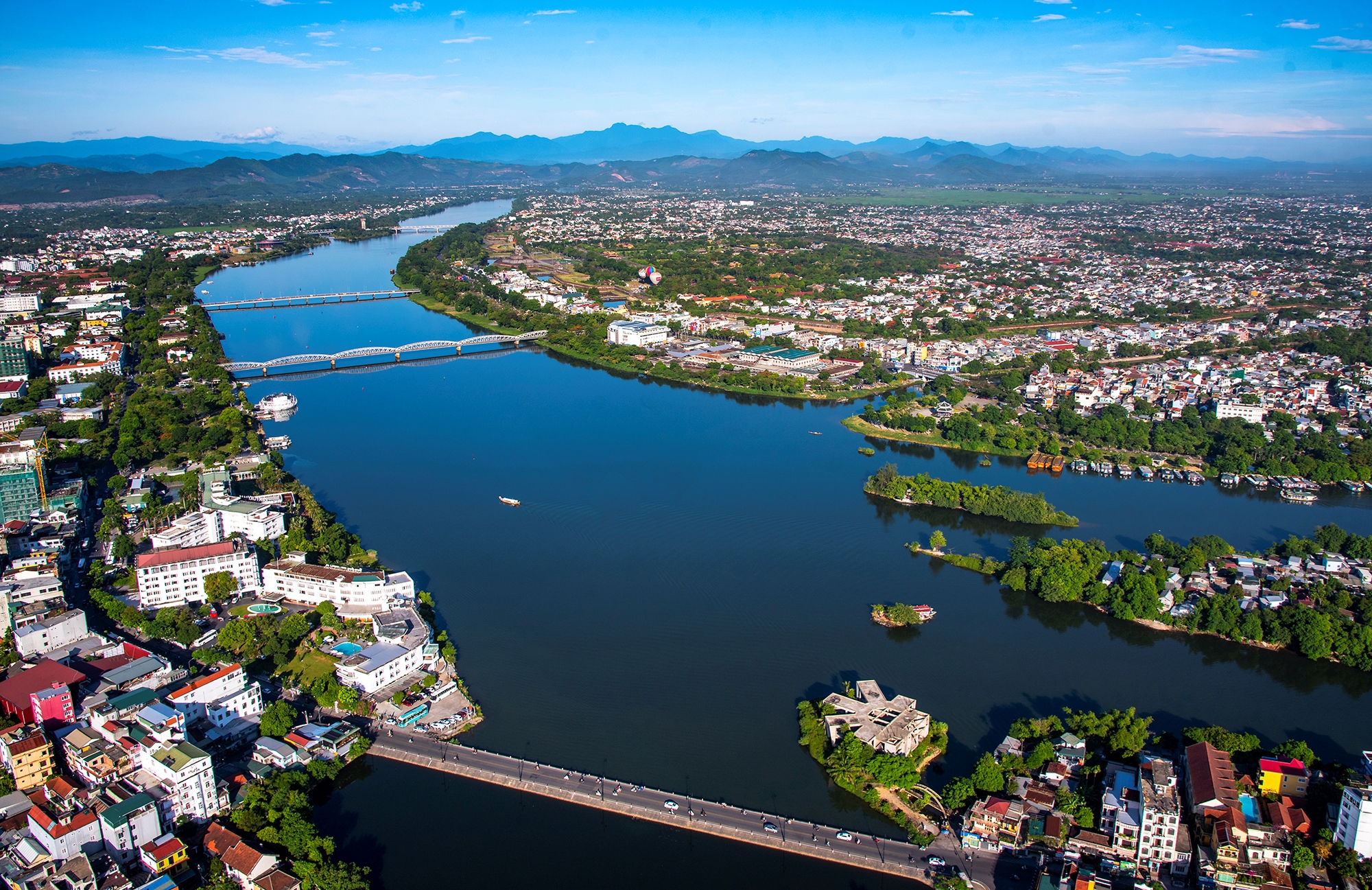 Thành phố Huế với dòng sông Hương chảy qua. Ảnh: Hoàng Hải