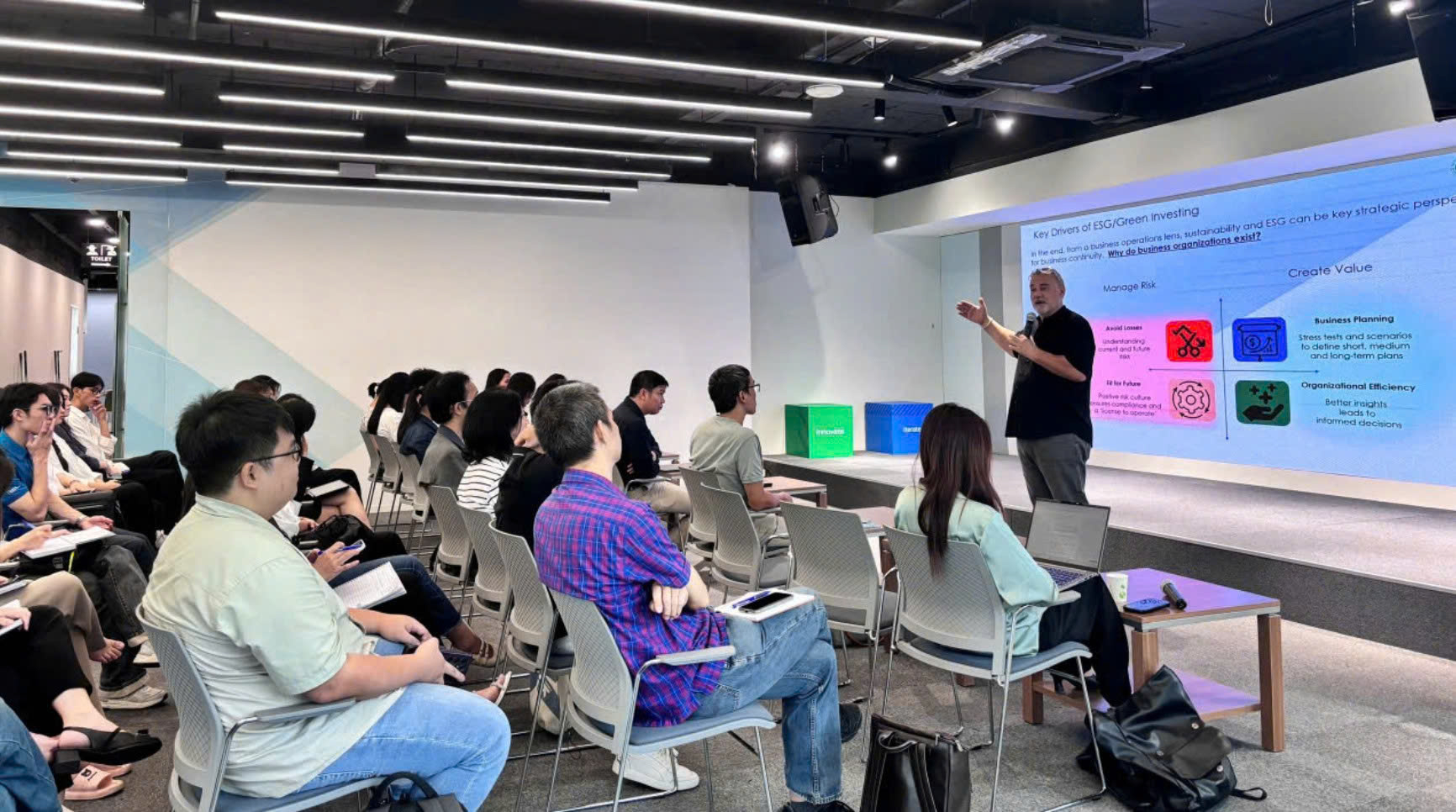 Chuy&ecirc;n gia chia sẻ tại hội thảo.