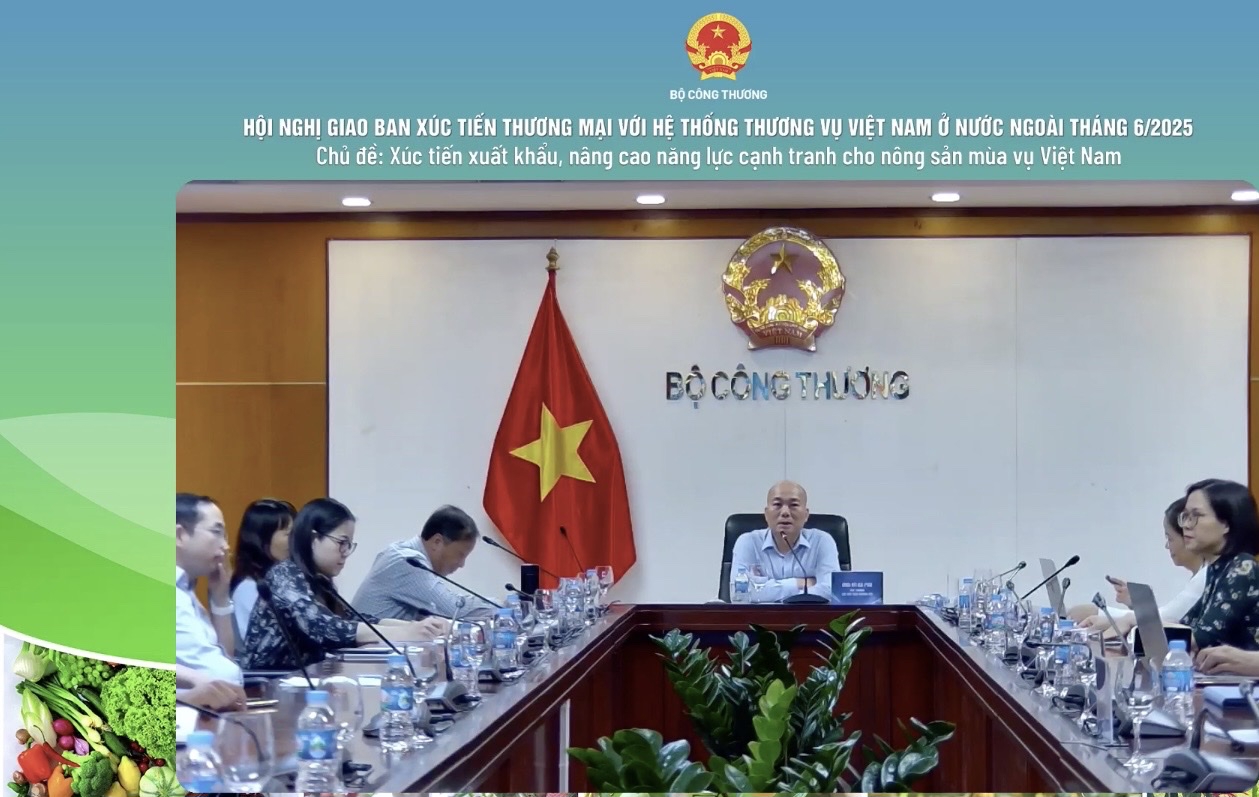 &Ocirc;ng Vũ B&aacute; Ph&uacute;, Cục trưởng Cục X&uacute;c tiến Thương mại chủ tr&igrave; buổi giao ban.