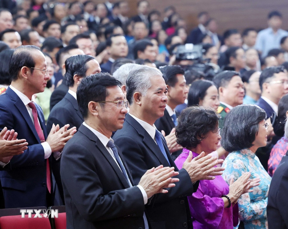 Các đại biểu dự lễ công bố Nghị quyết sáp nhập đơn vị hành chính tại Thành phố Hồ Chí Minh. (Ảnh: Thống Nhất/ TTXVN).
