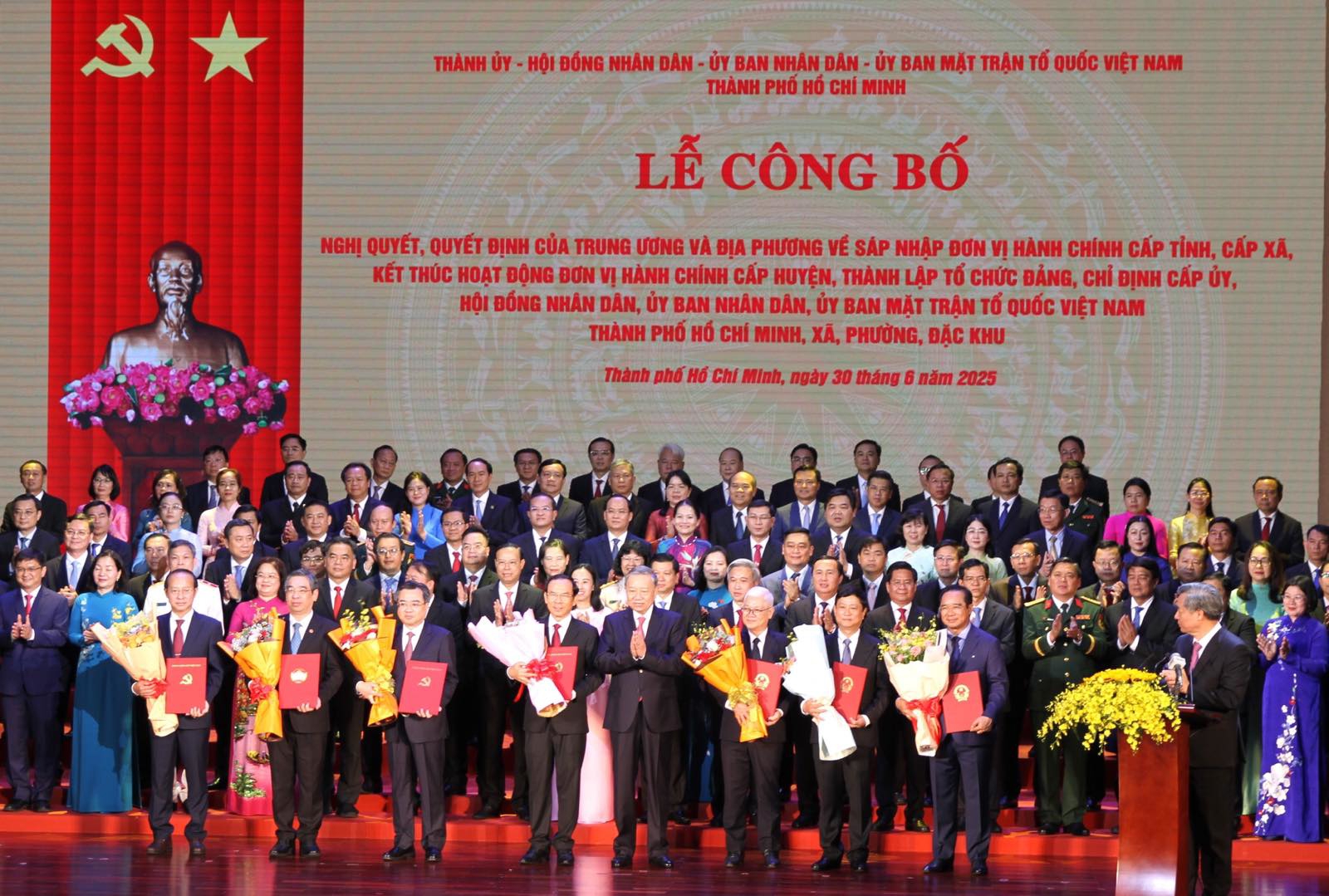 Tổng Bí thư Tô Lâm tặng hoa chúc mừng các đồng chí lãnh đạo TP. Hồ Chí Minh - Ảnh: VGP