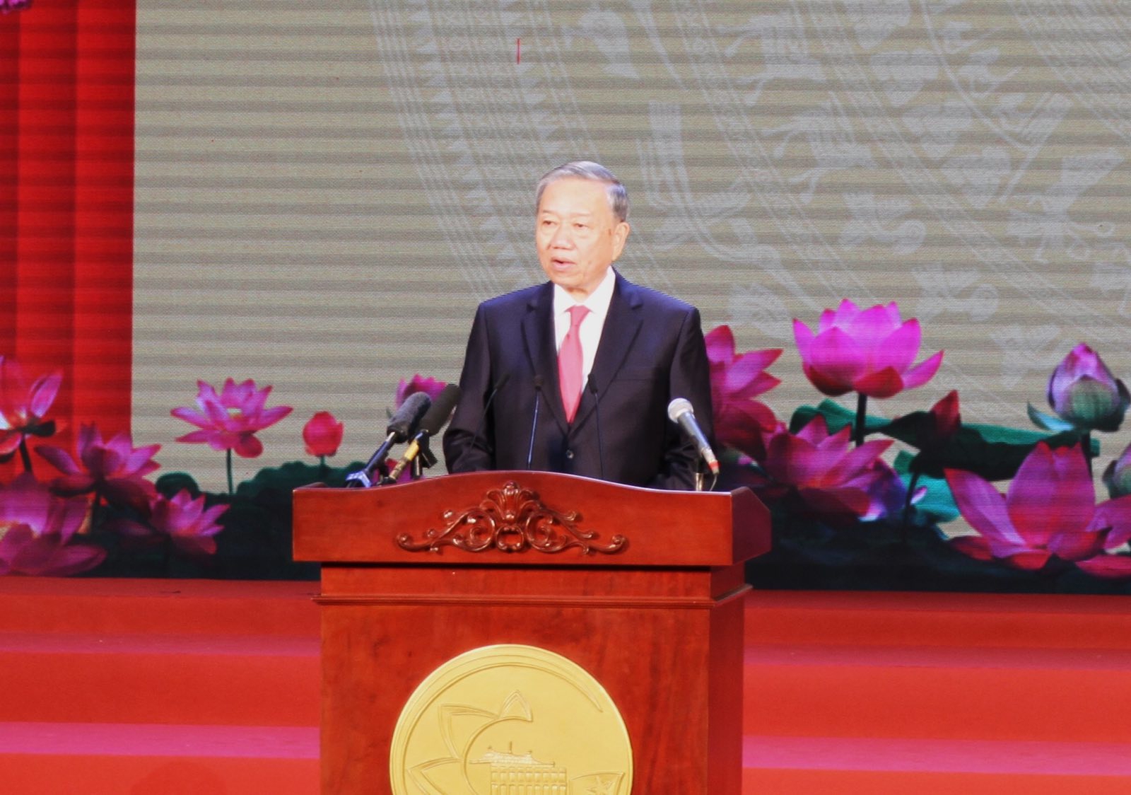 Tổng B&iacute; thư T&ocirc; L&acirc;m ph&aacute;t biểu với nh&acirc;n d&acirc;n Th&agrave;nh phố, đồng thời gửi gắm th&ocirc;ng điệp tới nh&acirc;n d&acirc;n cả nước. Ảnh: VGP.