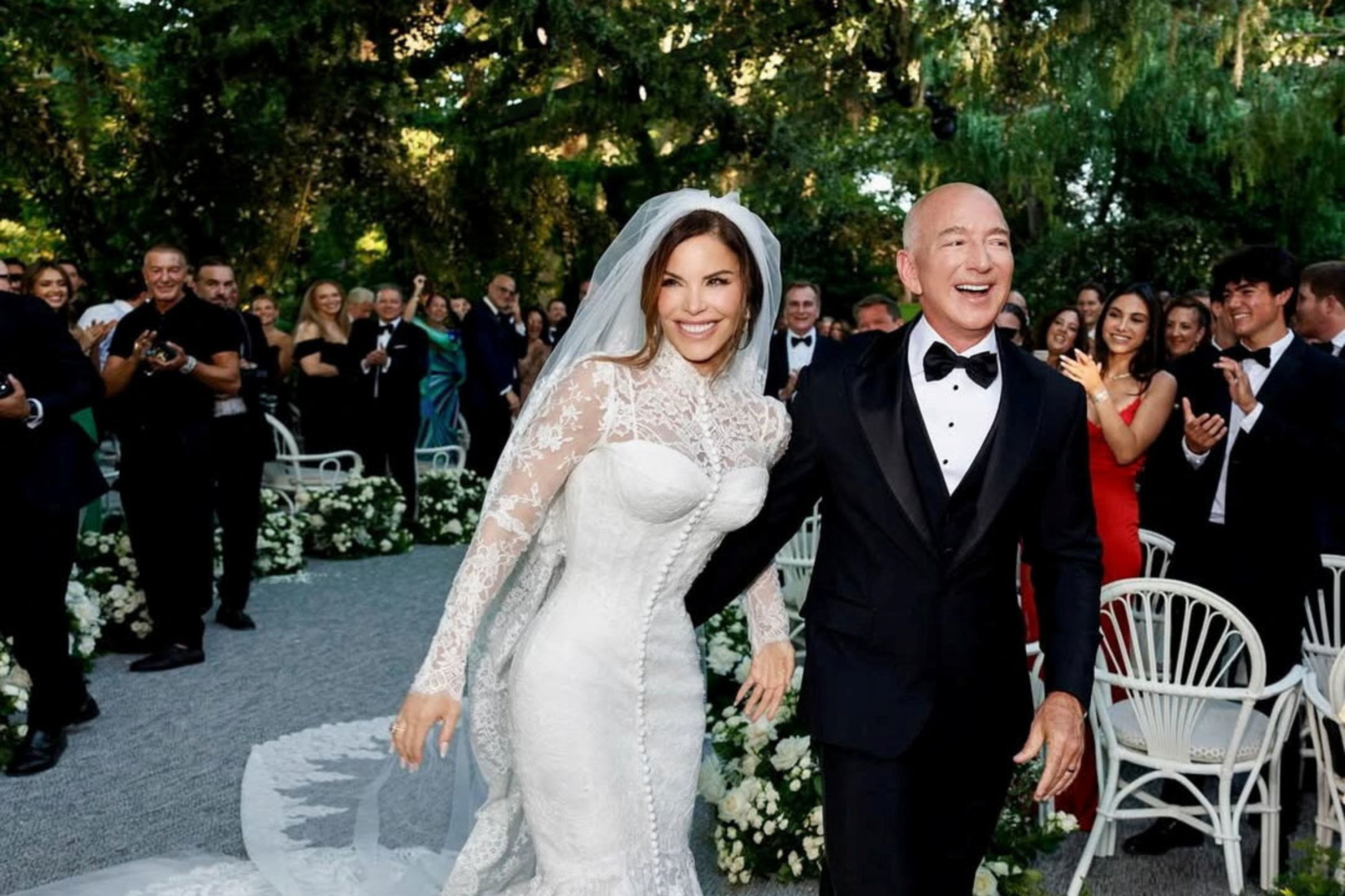 Bà Lauren Sanchez và ông Jeff Bezos tại lễ cưới ở Venice, Italy, vào thứ sáu, ngày 27/6/2025 - Ảnh: Getty Images