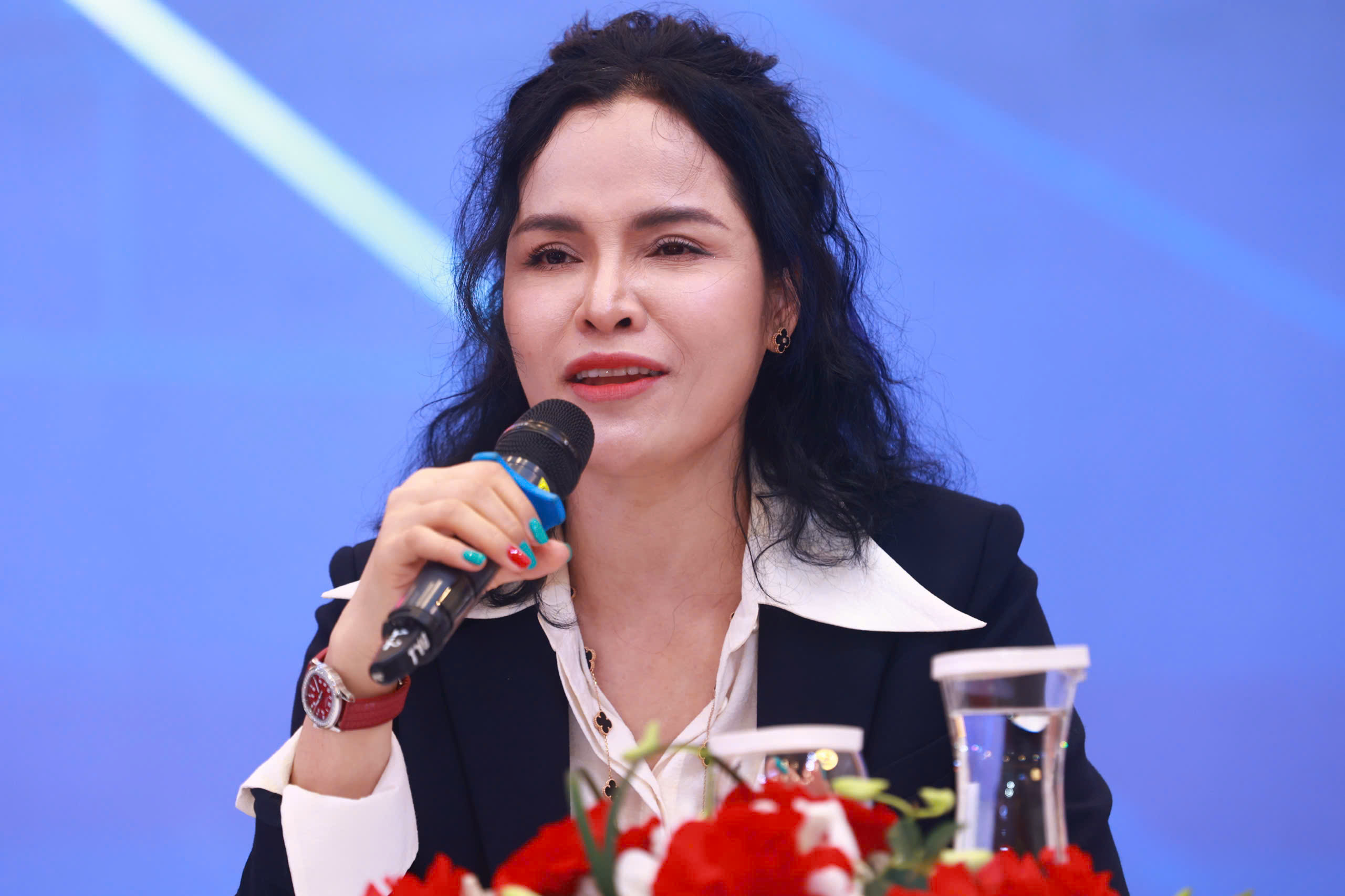 B&agrave; Phạm Thị B&iacute;ch Huệ, Ph&oacute; Chủ tịch Hội Doanh nh&acirc;n trẻ Việt Nam, Trưởng ban tổ chức Diễn đ&agrave;n, chia sẻ tại buổi họp b&aacute;o.