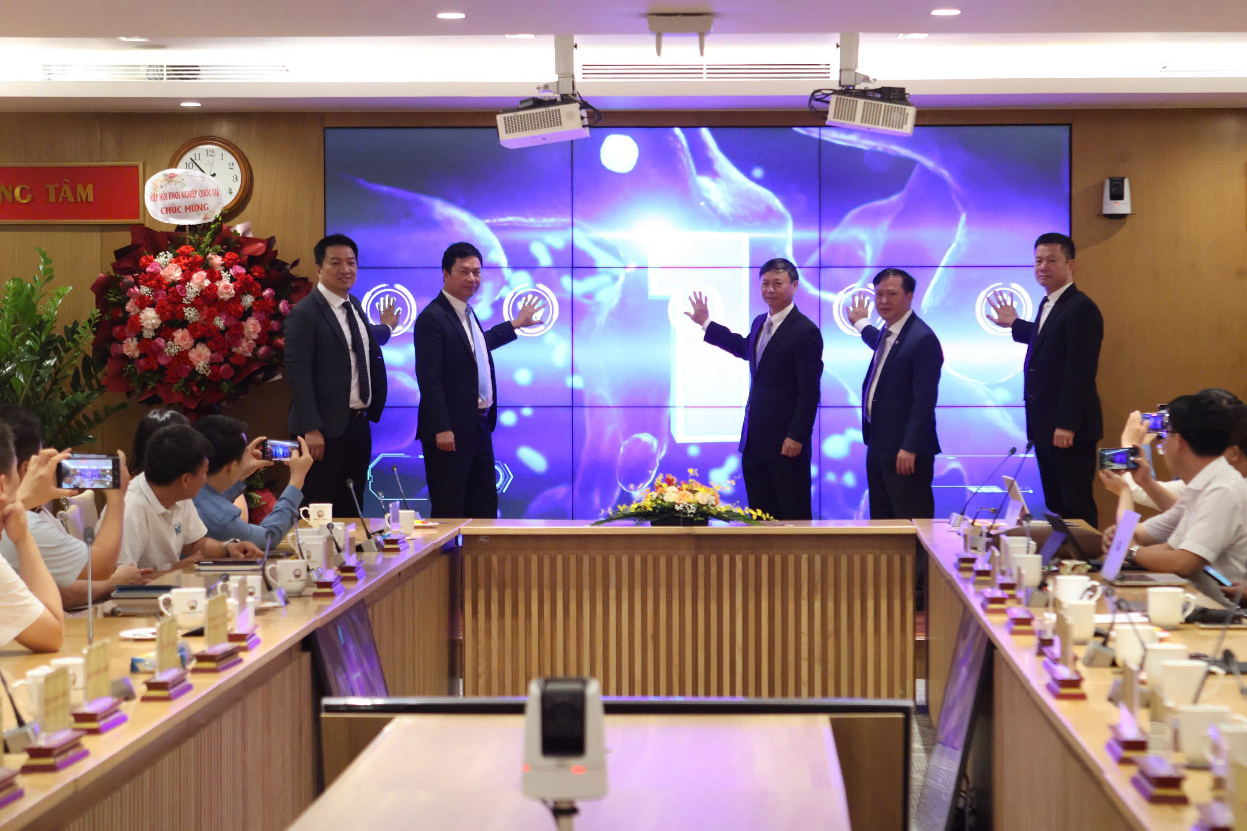 Nghi thức ra mắt S&agrave;n giao dịch khoa học v&agrave; c&ocirc;ng nghệ.