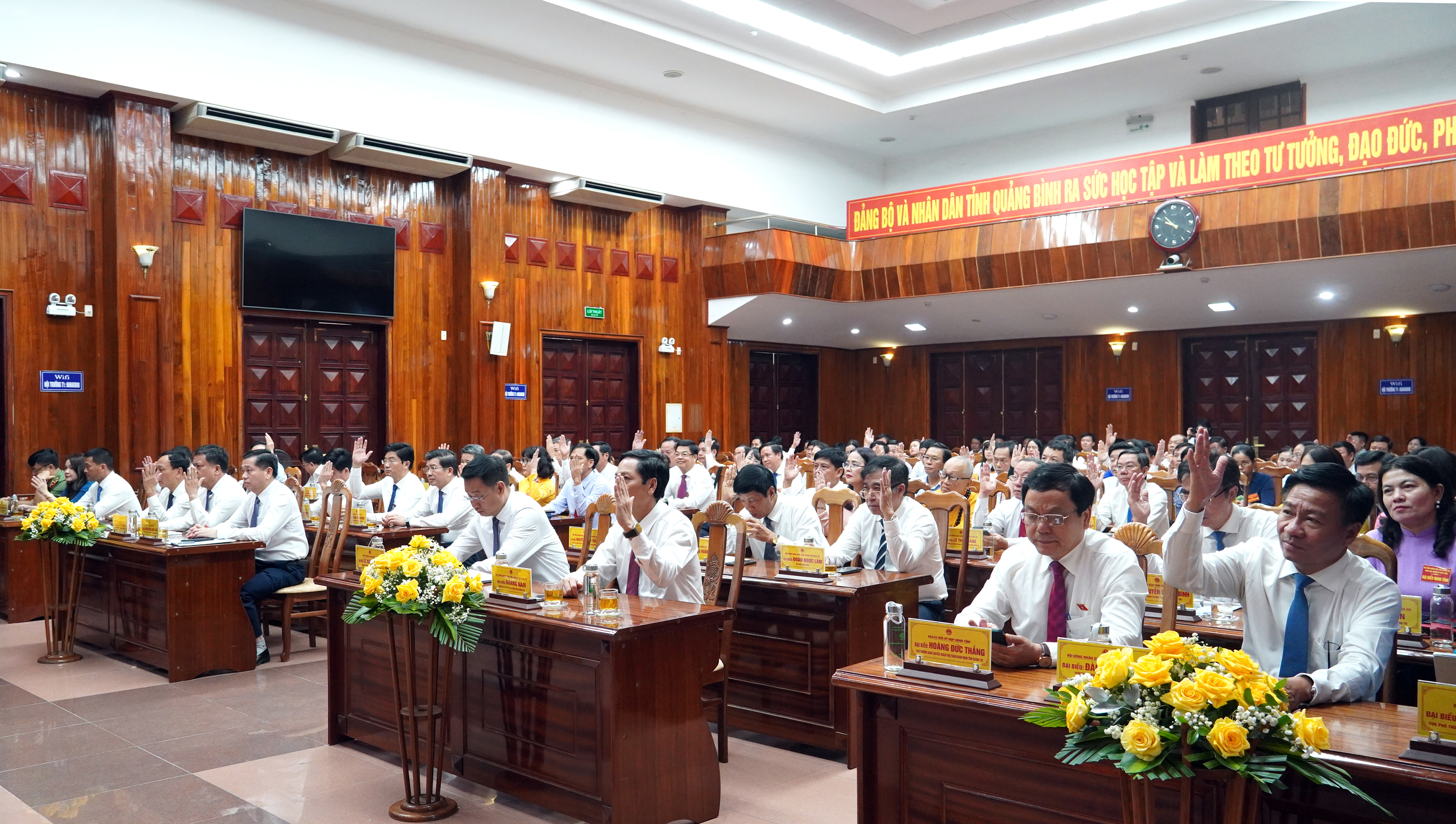 Đại biểu biểu quyết th&ocirc;ng qua c&aacute;c nghị quyết.&nbsp;Ảnh: Ngọc Mai.