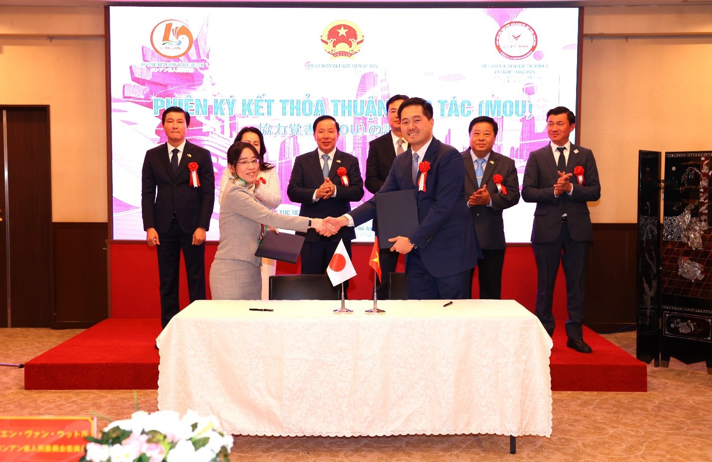 Prodezi v&agrave; Chitose hợp t&aacute;c về c&aacute;c giải ph&aacute;p về xử l&yacute; nước thải, sản xuất ph&acirc;n hữu cơ, v&agrave; trồng c&acirc;y bằng hệ thống thủy canh hữu cơ tại khu c&ocirc;ng nghiệp.