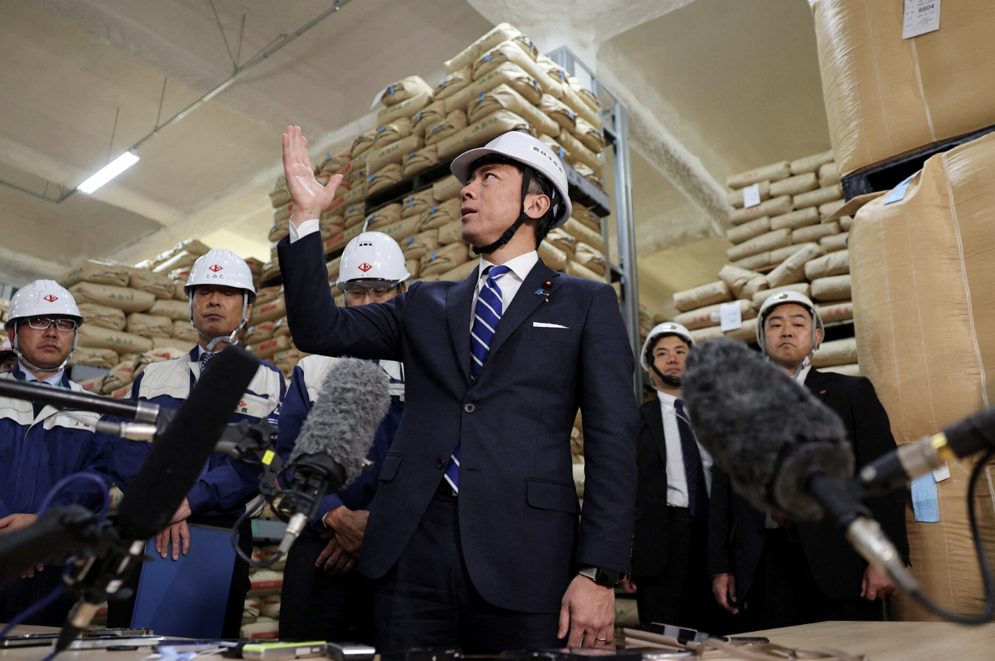 Bộ trưởng Bộ Nông nghiệp Nhật Bản Shinjiro Koizumi phát biểu trước báo giới khi khảo sát kho gạo ở Nagakawa ngày 30/6/2025 - Ảnh: Reuters.