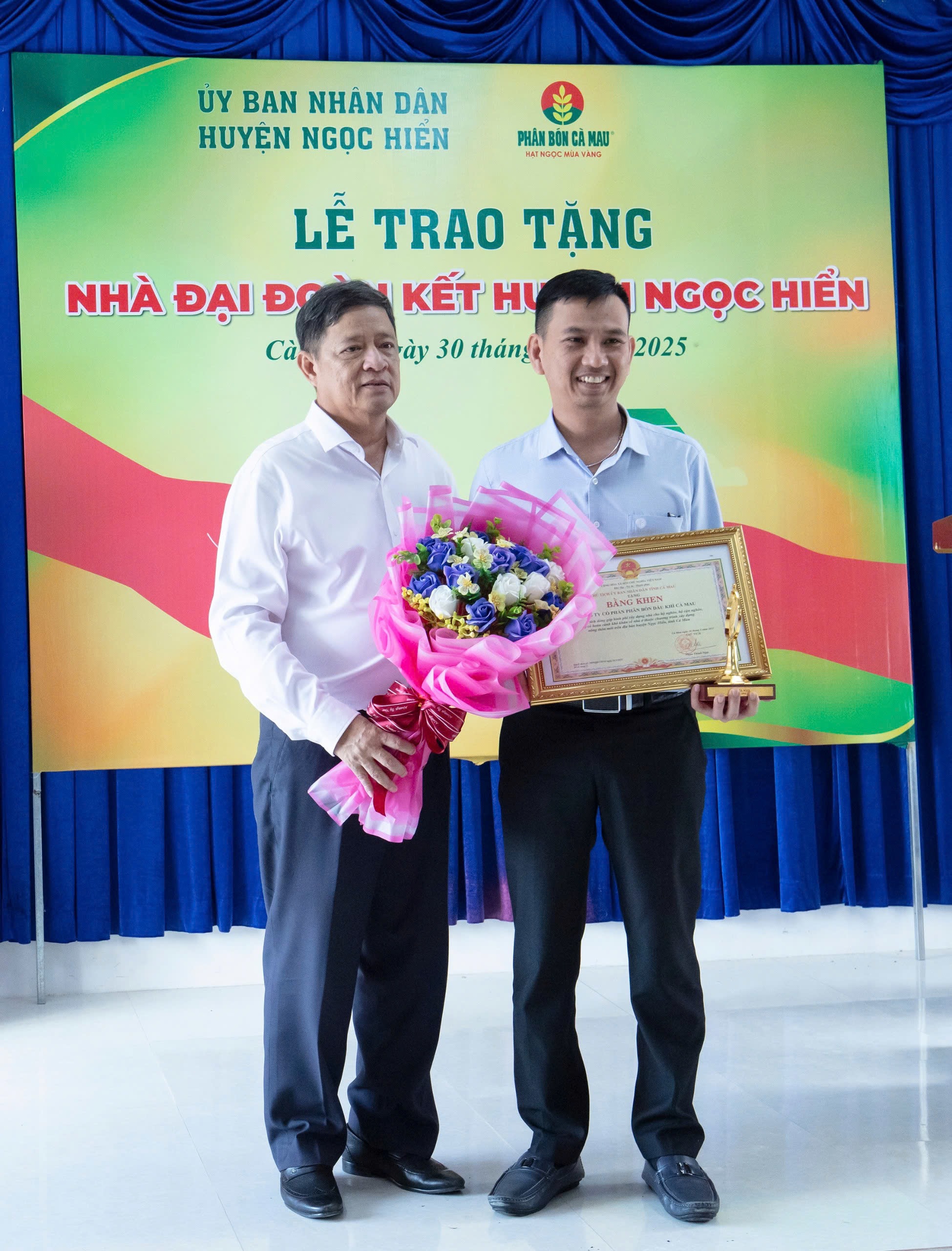 Đại diện C&ocirc;ng ty Cổ phần Ph&acirc;n b&oacute;n Dầu kh&iacute; C&agrave; Mau nhận bằng khen của Chủ tịch UBND tỉnh về th&agrave;nh t&iacute;ch đ&oacute;ng g&oacute;p cho sự ph&aacute;t triển kinh tế - x&atilde; hội địa phương.
