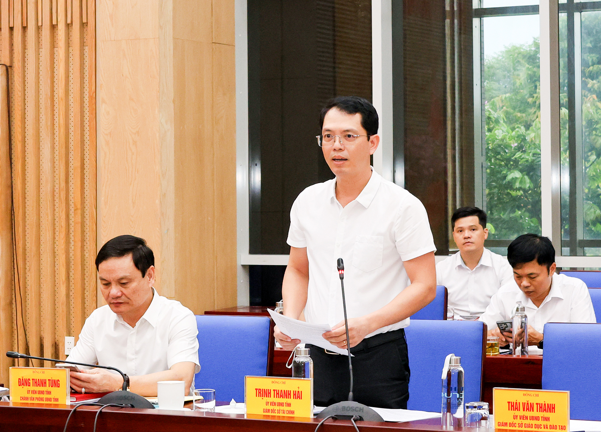 Gi&aacute;m đốc Sở T&agrave;i ch&iacute;nh Nghệ An Trịnh Thanh Hải b&aacute;o c&aacute;o t&igrave;nh h&igrave;nh kinh tế - x&atilde; hội 6 th&aacute;ng đầu năm 2025