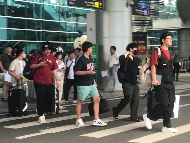 H&agrave;nh kh&aacute;ch quốc tế tại sảnh đến s&acirc;n bay quốc tế Đ&agrave; Nẵng trưa ng&agrave;y 01/7. Ảnh Ng&ocirc; Anh Văn