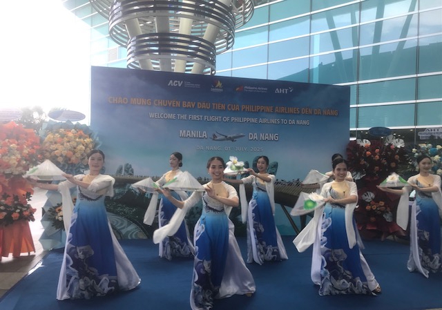 Tiết mục văn nghệ ch&agrave;o mừng chuyến bay mang số hiệu PR585 của H&atilde;ng h&agrave;ng kh&ocirc;ng Philippine Airlines hạ c&aacute;nh xuống s&acirc;n bay quốc tế Đ&agrave; Nẵng. Ảnh Ng&ocirc; Anh Văn