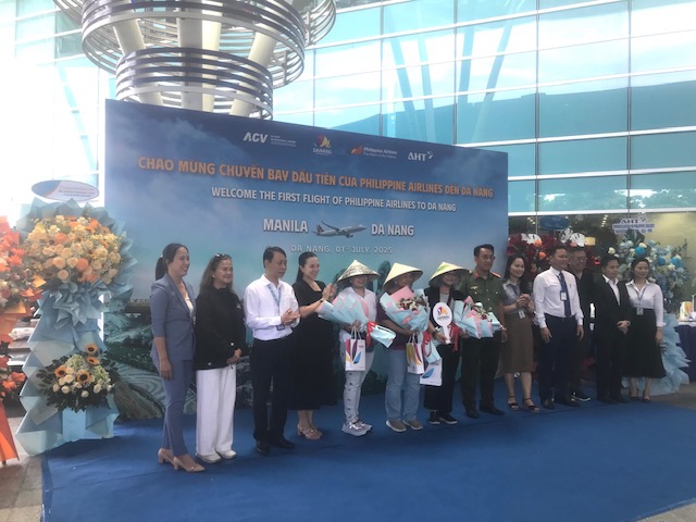 Lãnh đạo Cảng hàng không quốc tế Đà Nẵng và Sở Văn hóa, Thể thao và Du lịch thành phố chào đón, tặng quà các hành khách đầu tiên trên chuyến bay mang số hiệu PR585 của Hãng hàng không Philippine Airlines. Ảnh Ngô Anh Văn