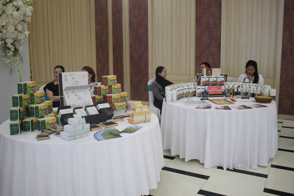 Một số nông sản của Sơn La trưng bày tại Diễn đàn. Ảnh Chu Khôi.