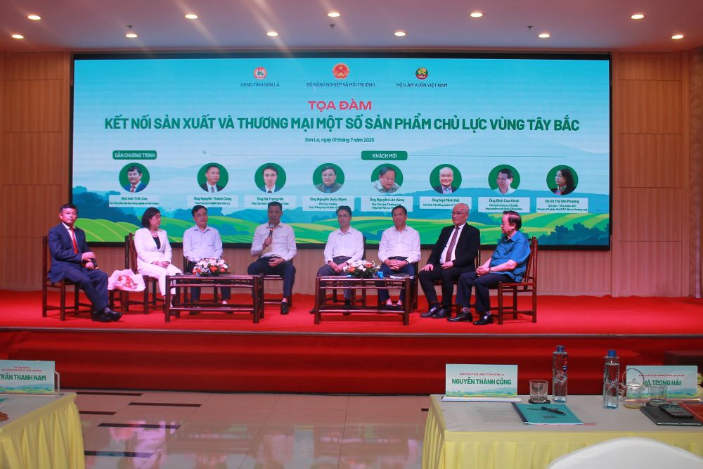 C&aacute;c chuy&ecirc;n gia tham gia phi&ecirc;n toạ đ&agrave;m tại Diễn đ&agrave;n. Ảnh: Chu Kh&ocirc;i