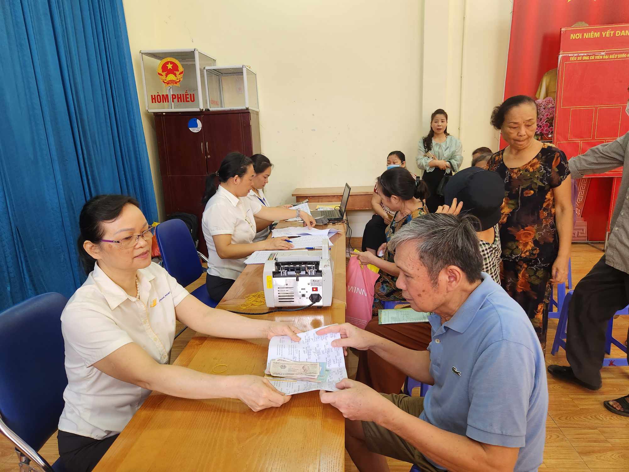 Chi trả chế độ bảo hiểm x&atilde; hội cho người hưởng. Ảnh: TH.