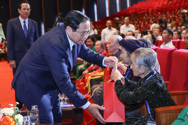 Thủ tướng Chính phủ tặng quà cho người có công với cách mạng tại Hội nghị biểu dương người có công với cách mạng tiêu biểu toàn quốc, tháng 7/2024. Ảnh: Mạnh Dũng.