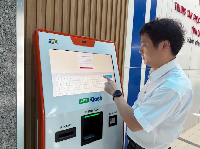 &Ocirc;ng Nguyễn Văn Khoa - Tổng gi&aacute;m đốc Tập đo&agrave;n FPT trải nghiệm Hệ thống lễ t&acirc;n, xếp h&agrave;ng trực tuyến quản l&yacute; tập trung.