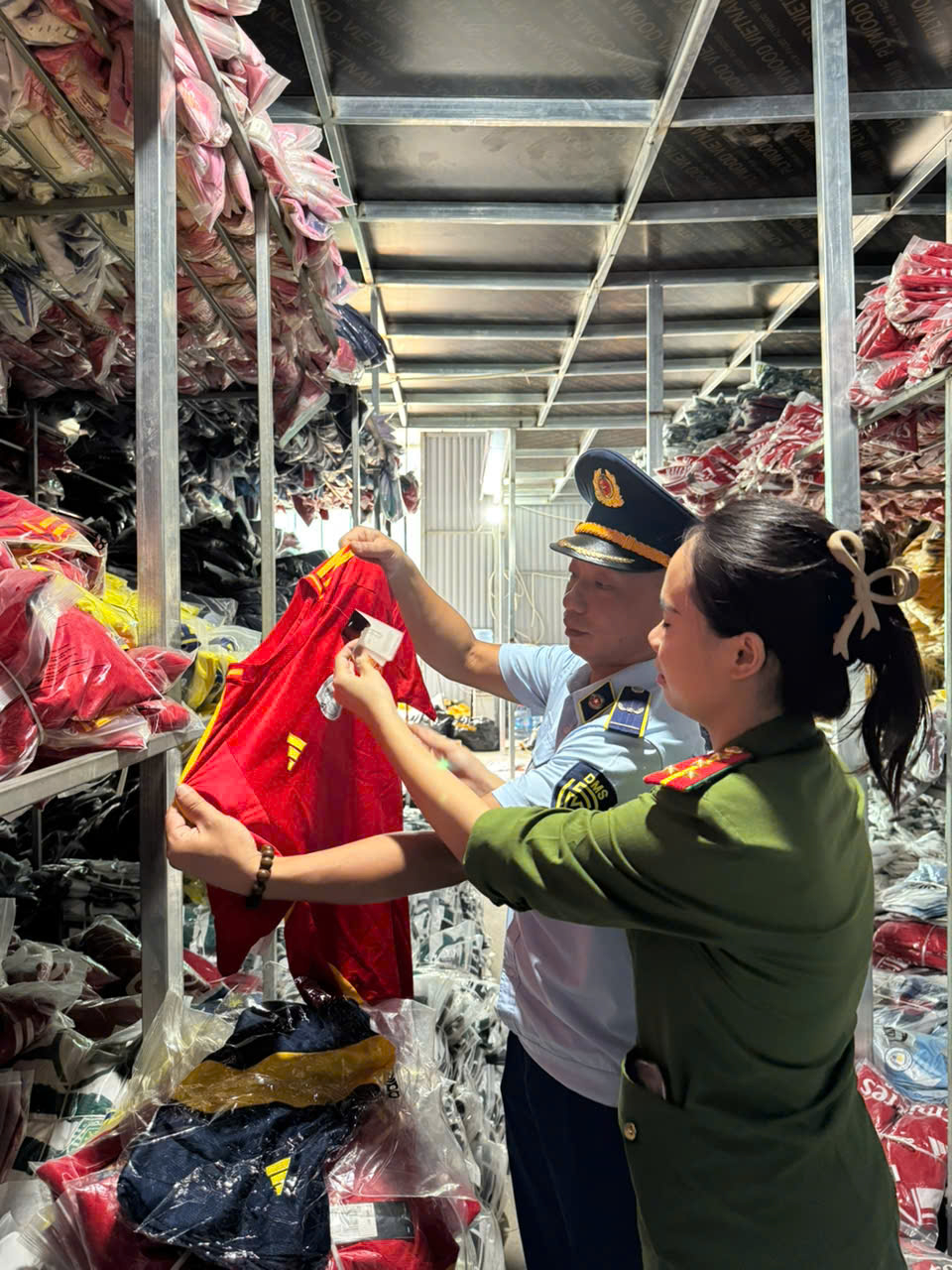 Số lượng lớn quần áo 