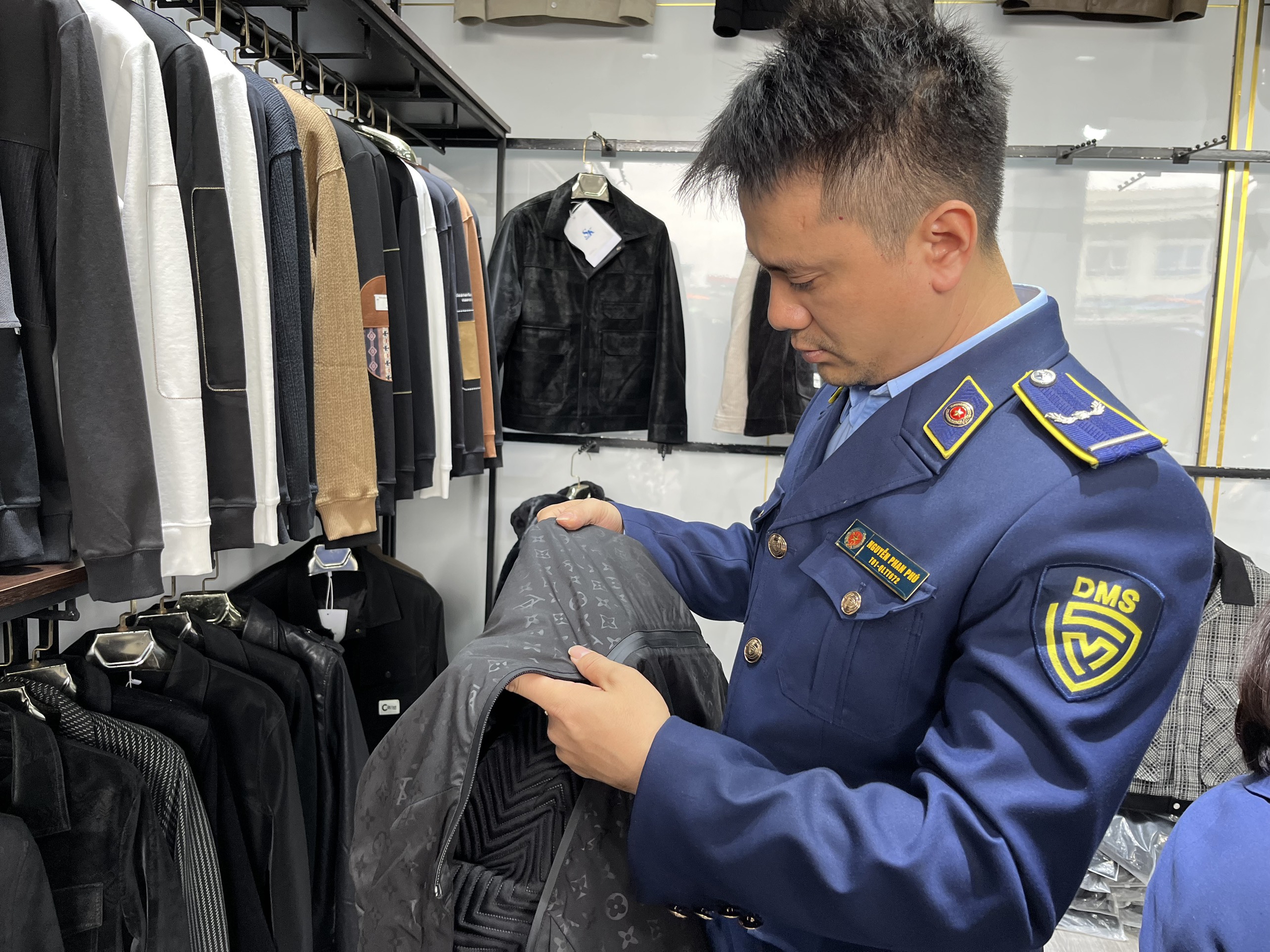 Lực lượng Quản lý thị trường kiểm tra hàng hóa có dấu hiệu vi phạm tại các cơ sở kinh doanh trên địa bàn Hà Nội.