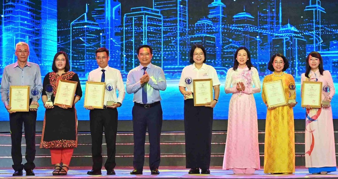 Chủ tịch UBND TP.HCM Nguyễn Văn Được trao chứng nhận các tác giả, nhóm tác giả lĩnh vực Quản lý nhà nước, tối 1/7. 