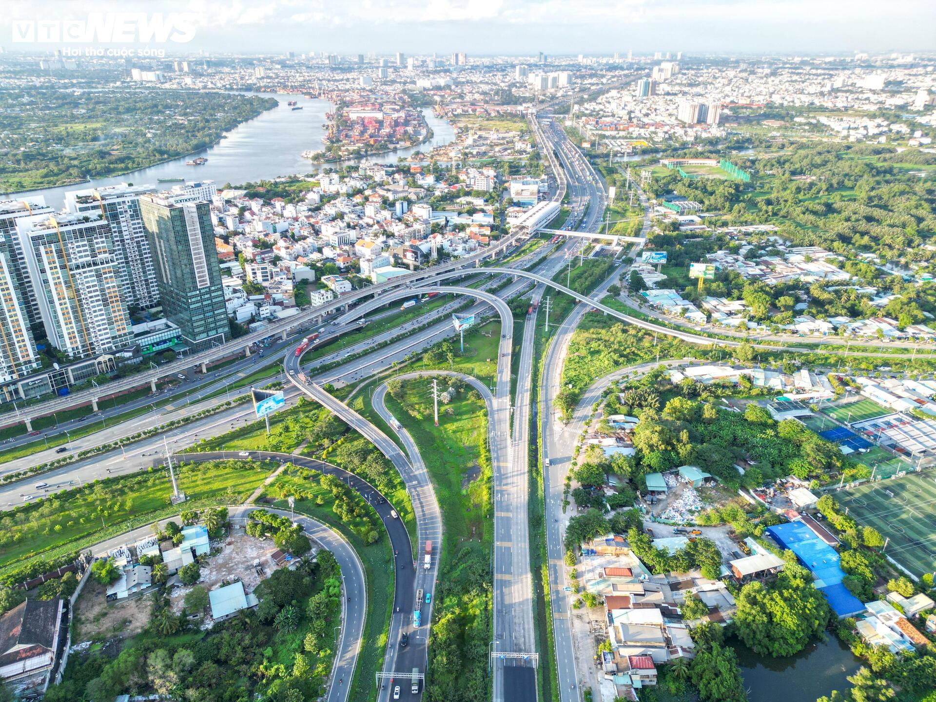 Đường Xa lộ H&agrave; Nội nh&igrave;n từ tr&ecirc;n cao.