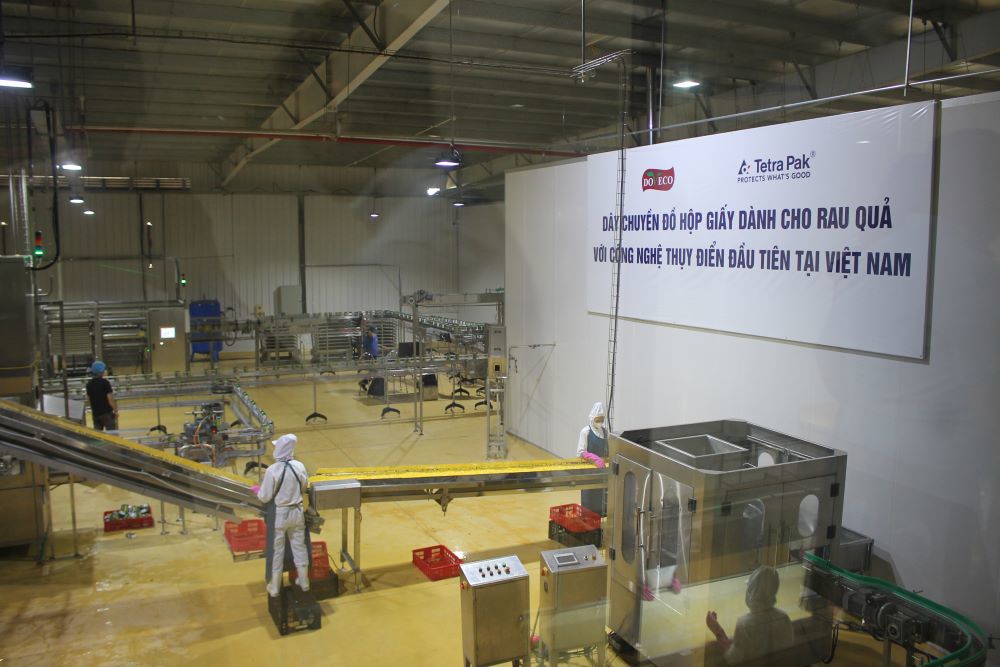 D&acirc;y chuyền đ&oacute;ng g&oacute;i sản phẩm trong hộp giấy tại Nh&agrave; m&aacute;y của Doveco. Ảnh Chu Kh&ocirc;i