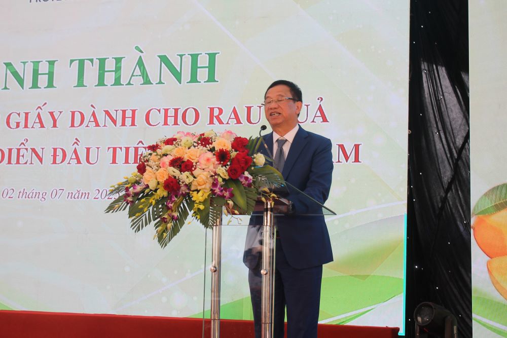 Ông Đinh Cao Khuê: Giải pháp bao bì giấy này kéo dài hạn dùng mà không cần chất bảo quản hay làm lạnh. Ảnh Chu Khôi