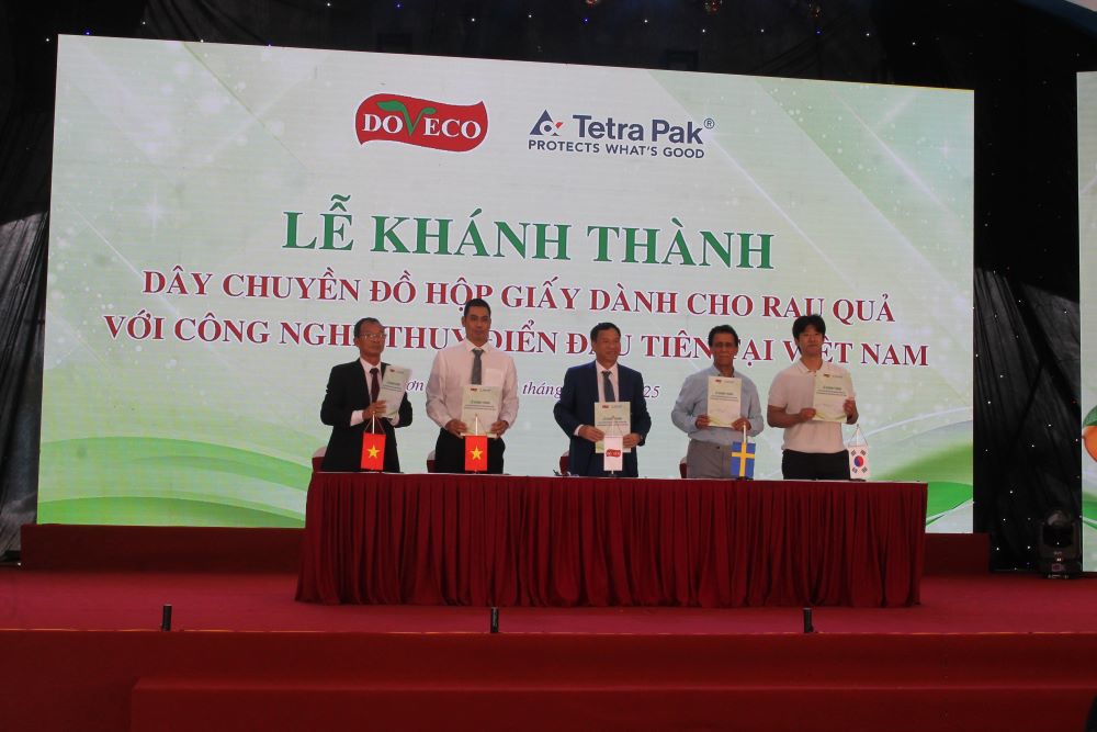 Lãnh đạo Doveco ký kết cùng với các đối tác Việt Nam và quốc tế tiêu thụ nông sản chế biến do Doveco sản xuất. Ảnh Chu Khôi