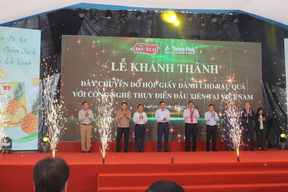 Thứ trưởng Trần Thanh Nam, các lãnh đạo tỉnh Sơn La, cùng các đối tác của Doveco bấm nút khánh thành dây chuyền đồ hộp giấy dành cho rau quả. Ảnh Chu Khôi
