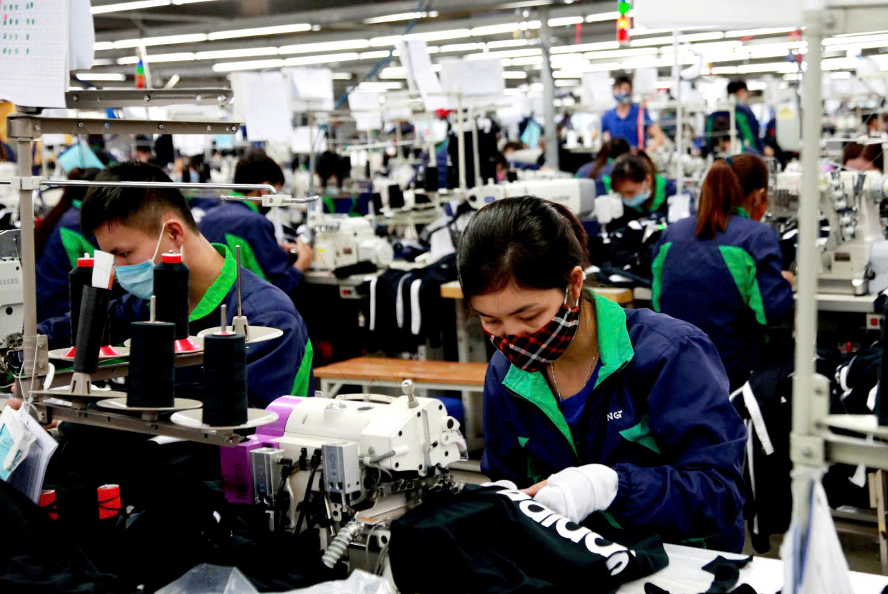 Mức lương cần tăng hợp l&yacute; đảm bảo mức sống tối thiểu của người lao động. Ảnh: Mạnh Dũng.