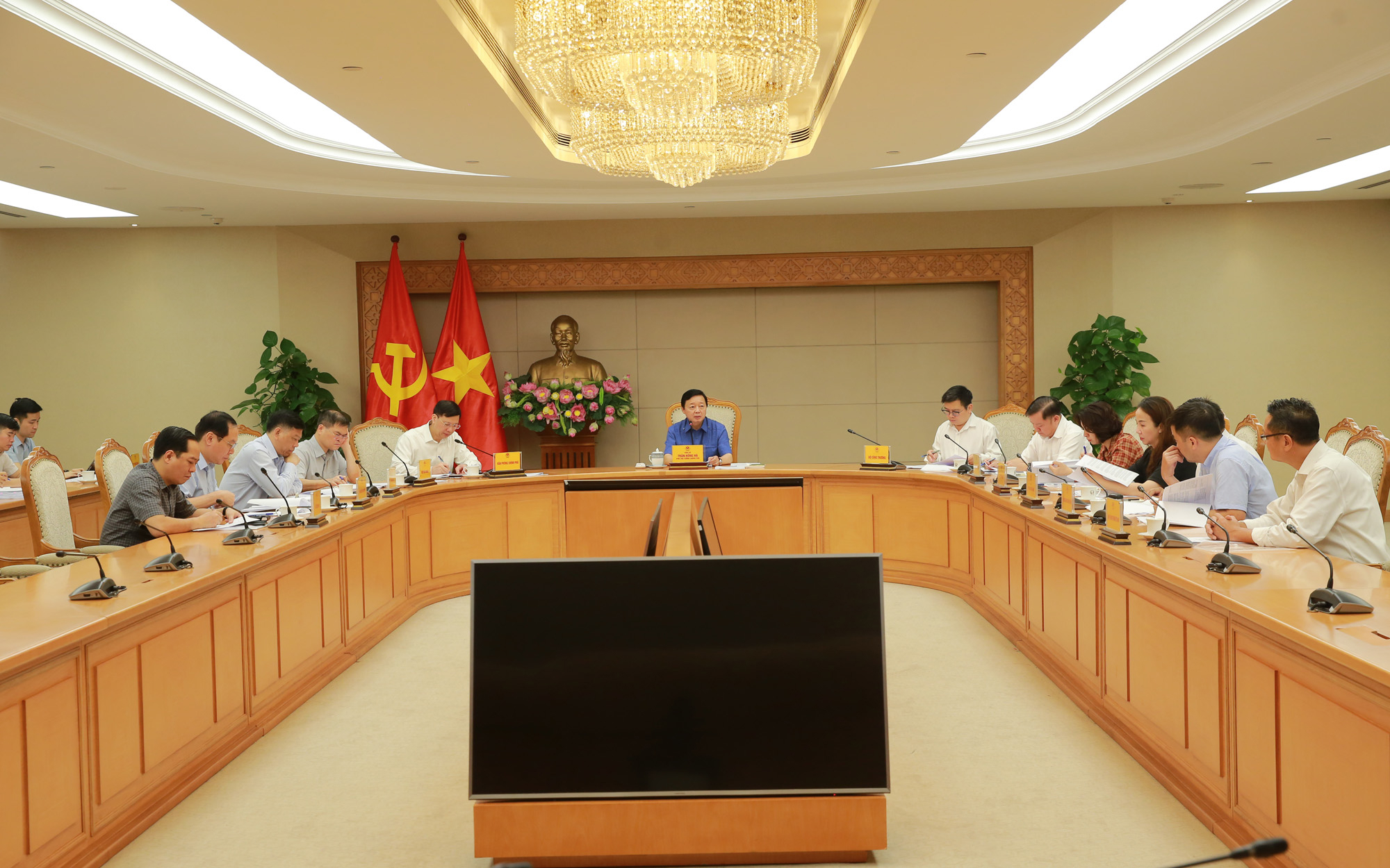 Ph&oacute; Thủ tướng Trần Hồng H&agrave; chủ tr&igrave; cuộc họp với c&aacute;c bộ, ng&agrave;nh về dự thảo Chương tr&igrave;nh ph&aacute;t triển ng&agrave;nh C&ocirc;ng nghiệp m&ocirc;i trường đến năm 2030, tầm nh&igrave;n đến năm 2050.