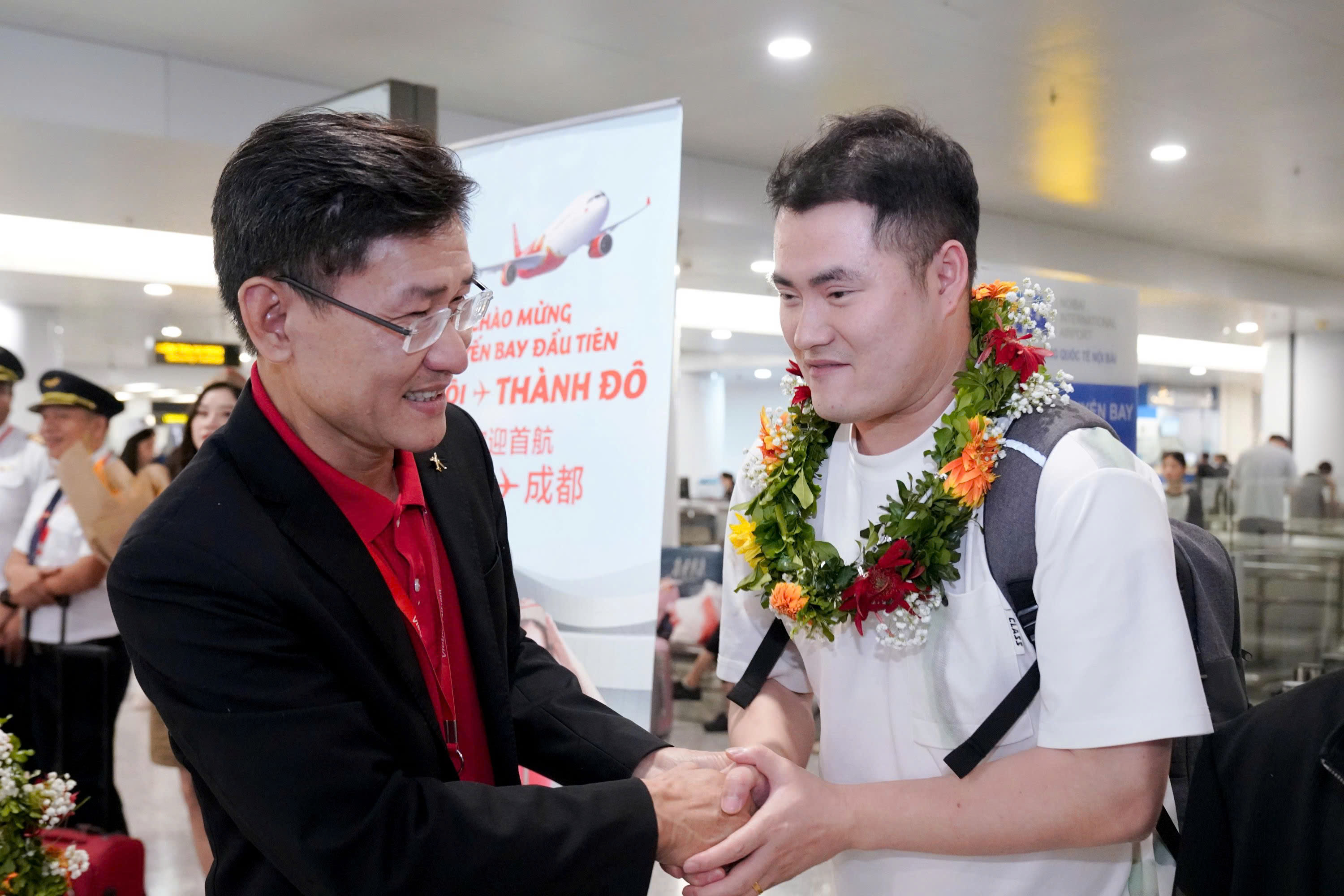 L&atilde;nh đạo Vietjet ch&agrave;o mừng h&agrave;nh kh&aacute;ch chuyến bay khai trương H&agrave; Nội - Th&agrave;nh Đ&ocirc;.