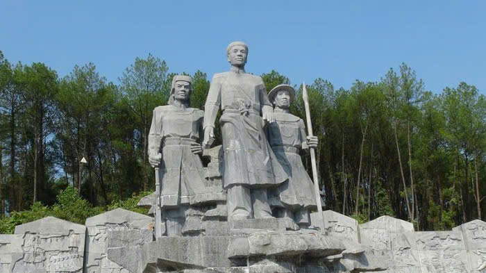 Tượng đ&agrave;i cụ Phan Đ&igrave;nh Ph&ugrave;ng trong Vườn quốc gia Vũ Quang.