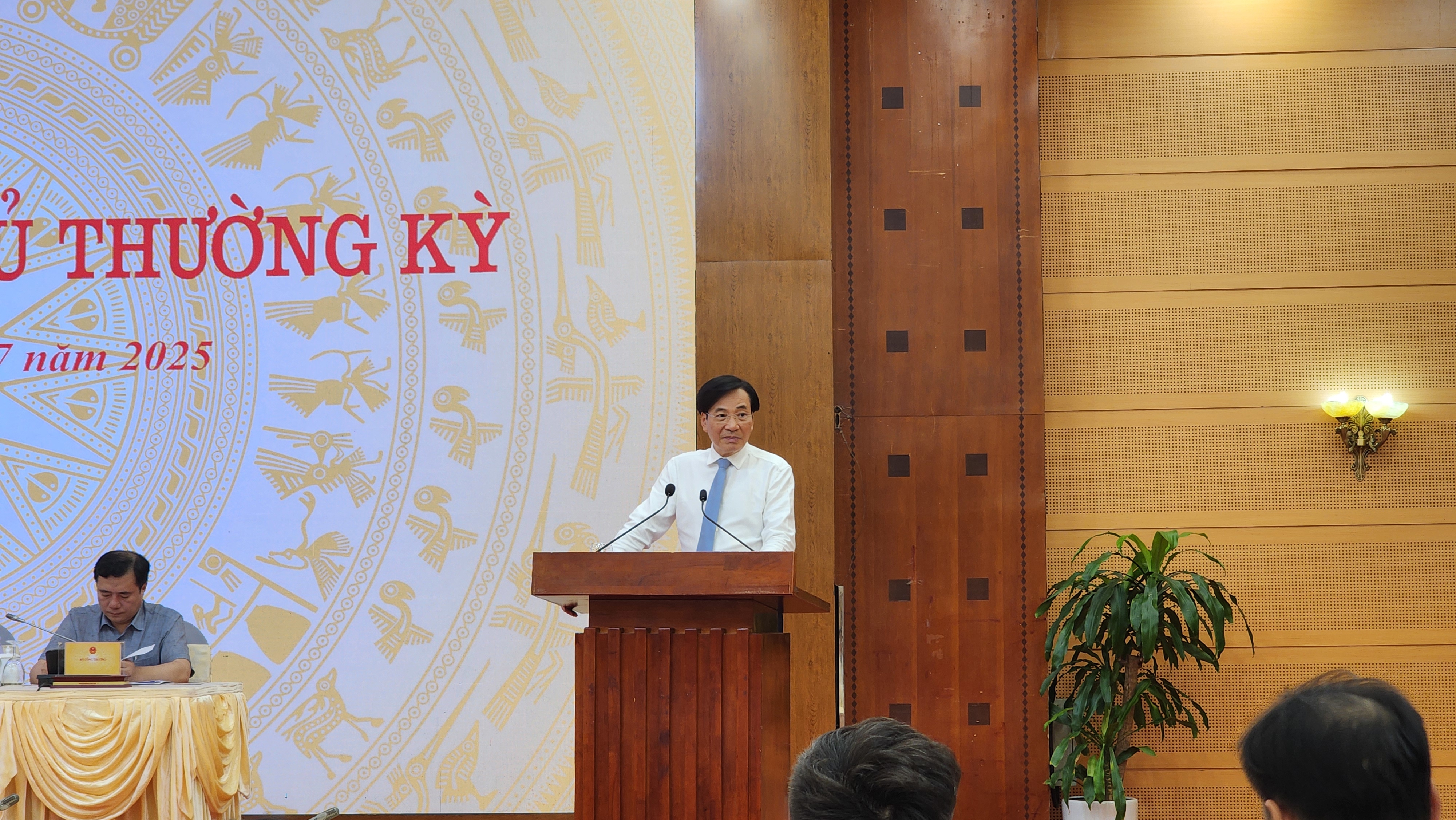 Bộ trưởng, Chủ nhiệm Văn ph&ograve;ng Ch&iacute;nh phủ Trần Văn Sơn, người ph&aacute;t ng&ocirc;n của Ch&iacute;nh phủ, ph&aacute;t biểu chủ tr&igrave; họp b&aacute;o.