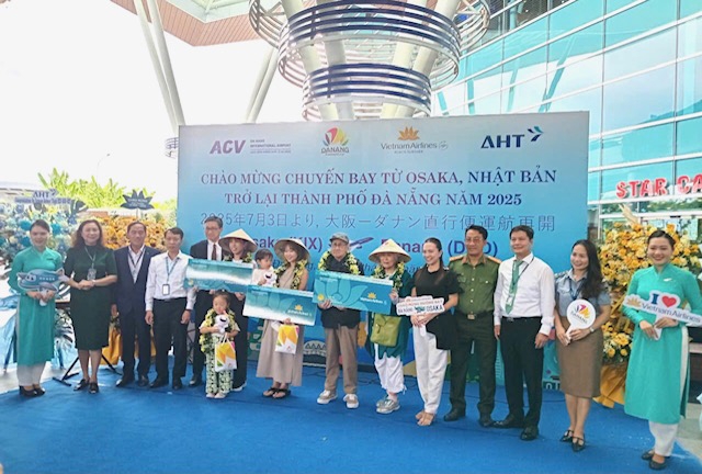 Ba h&agrave;nh kh&aacute;ch may mắn đầu ti&ecirc;n đ&atilde; được tặng hoa tươi, qu&agrave; lưu niệm c&ugrave;ng voucher v&eacute; m&aacute;y bay khứ hồi Nhật Bản &ndash; Việt Nam từ H&atilde;ng Vietnam Airlines.