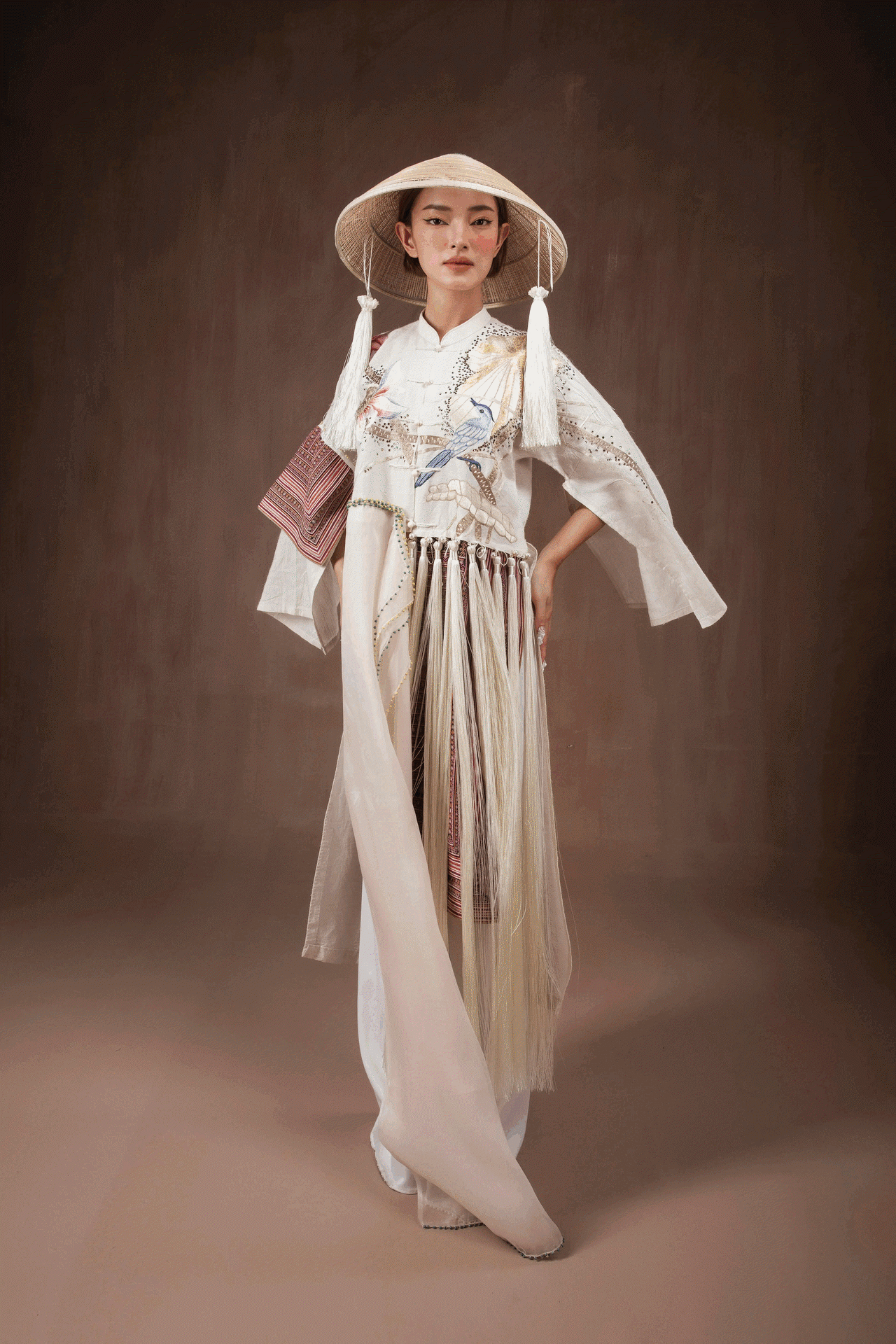 Bộ sưu tập &aacute;o d&agrave;i từ vải sợi dứa của&nbsp;NTK Vũ Việt H&agrave;.