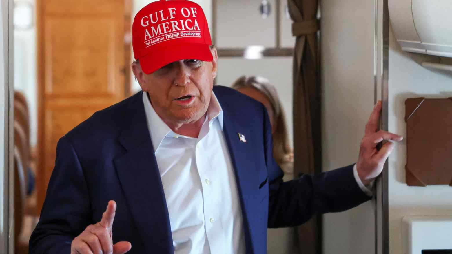 Tổng thống Mỹ Donald Trump trên chuyên cơ Không lực Một ngày 1/7 - Ảnh: Reuters