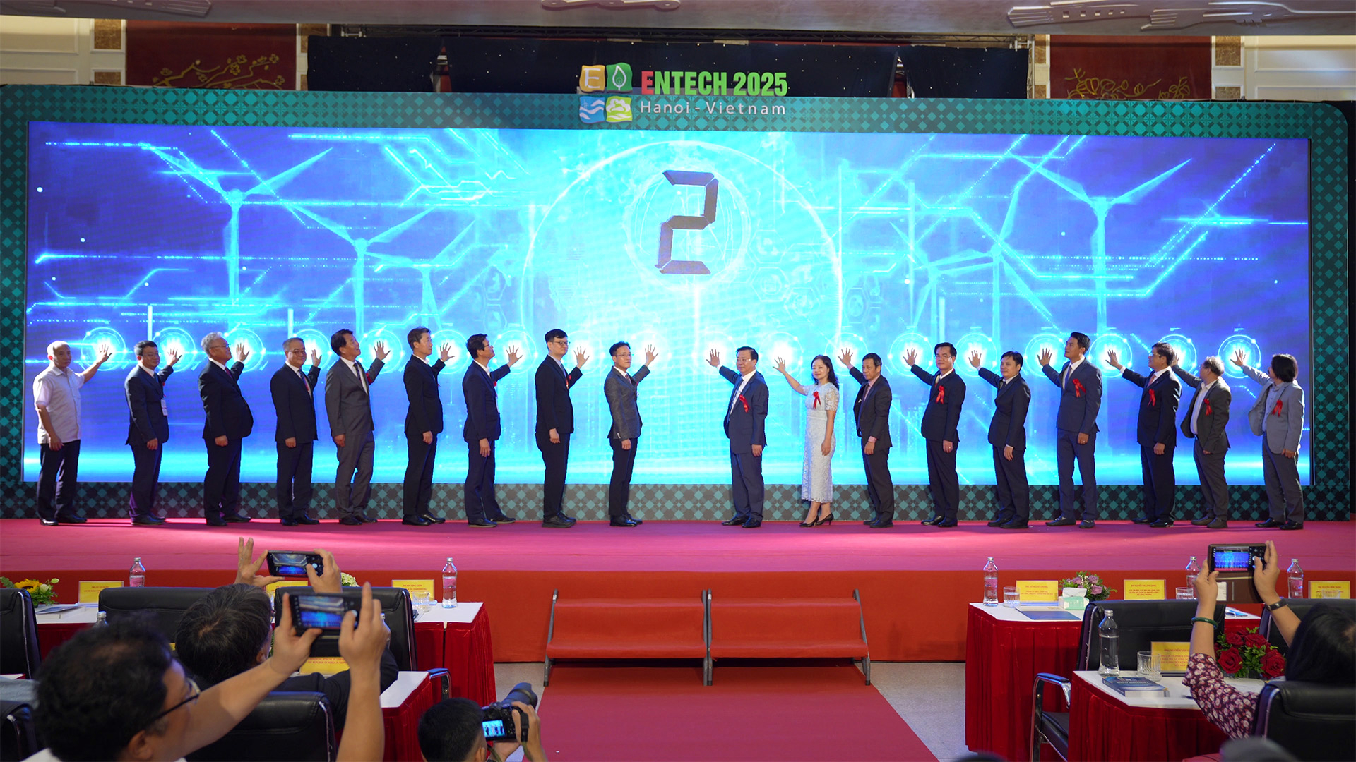 Các đại biểu khai mạc Hội chợ triển lãm quốc tế công nghệ năng lượng- môi trường Hà Nội năm 2025 (ENTECH HANOI 2025).