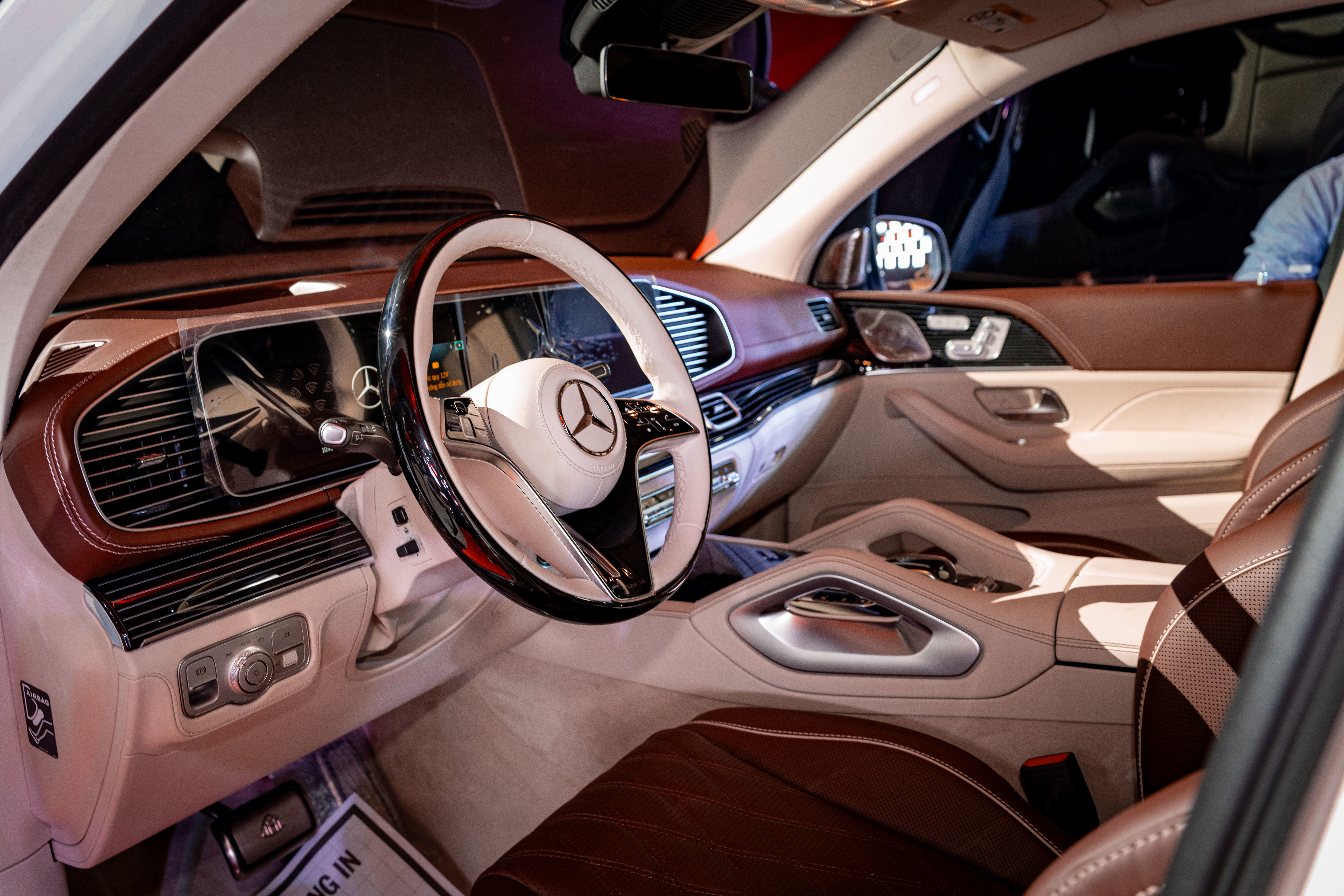 Nội thất b&ecirc;n trong xe Mercedes-Maybach GLS 600 FL.