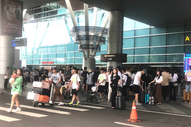 Hành khách đến thành phố tại sảnh ngoài ga đến quốc tế Sân bay Đà Nẵng. Ảnh Ngô Anh Văn
