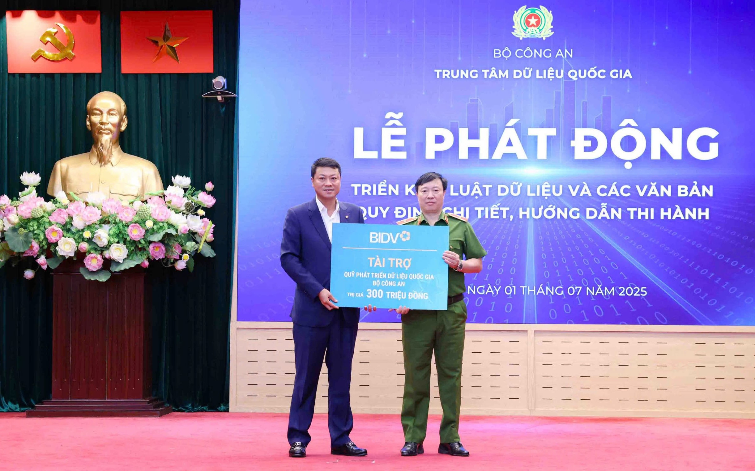 Tổng giám đốc BIDV Lê Ngọc Lâm trao kinh phí ủng hộ Quỹ Phát triển dữ liệu quốc gia.