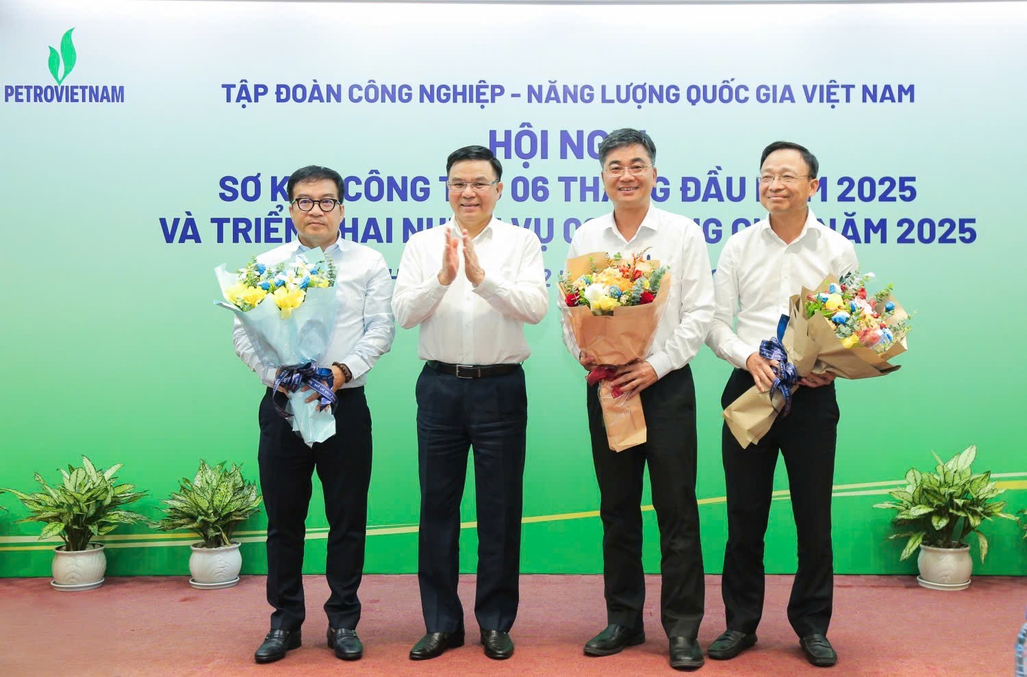 BSR vinh dự được Tập đoàn Công nghiệp - Năng lượng quốc gia Việt Nam vinh danh là một trong ba đơn vị của Tập đoàn hoàn thành toàn diện kế hoạch quản trị 6 tháng đầu năm về sản lượng sản xuất và các chỉ tiêu tài chính.