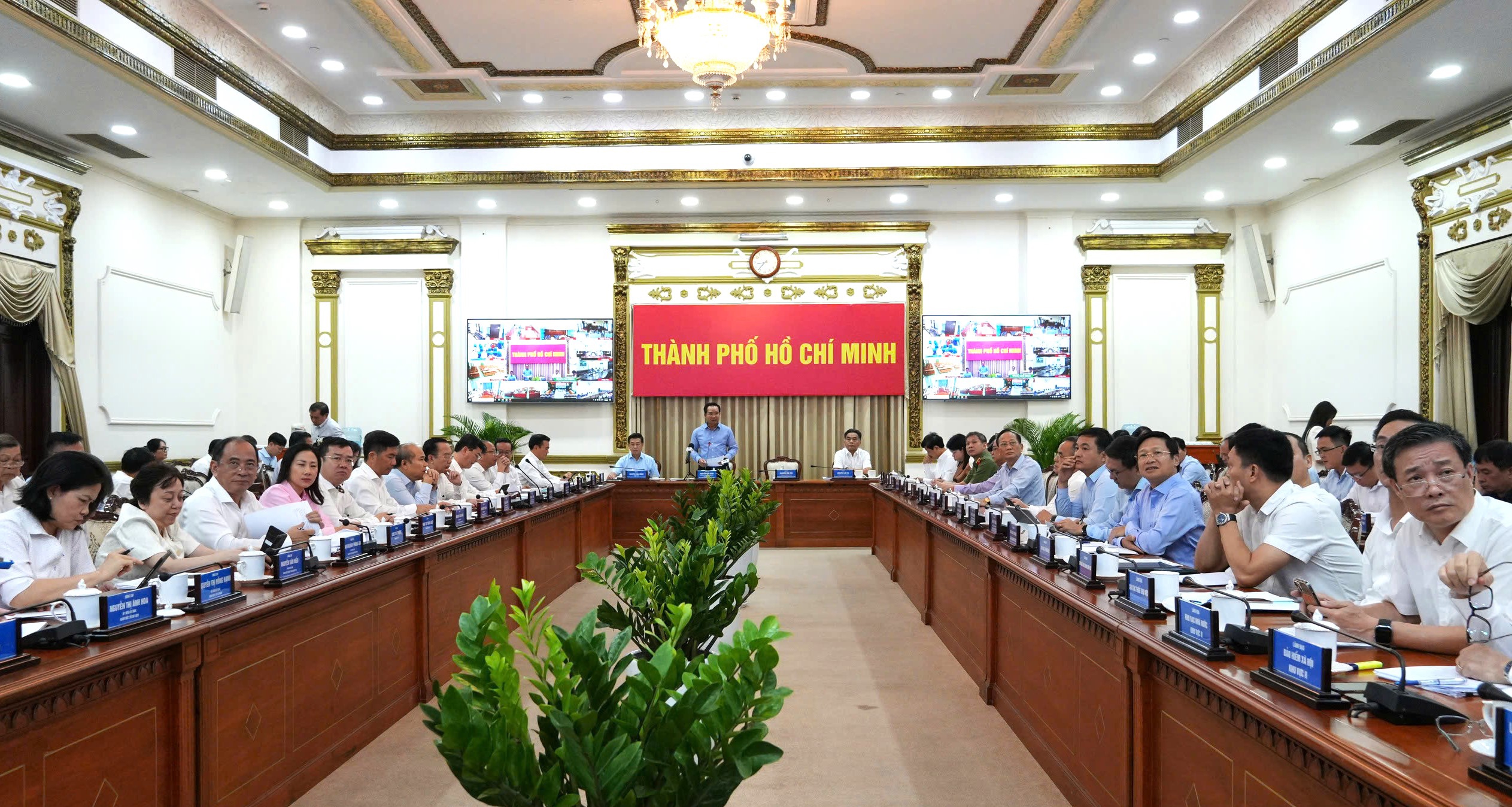 To&agrave;n cảnh phi&ecirc;n họp&nbsp;về t&igrave;nh h&igrave;nh, kết quả kinh tế - x&atilde; hội 6 th&aacute;ng đầu năm do Ủy ban nh&acirc;n d&acirc;n TP.HCM (mới) tổ chức ng&agrave;y 4/7 - Ảnh: Cổng th&ocirc;ng tin điện tử TP.HCM.