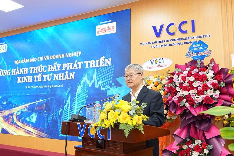 &Ocirc;ng V&otilde; T&acirc;n Th&agrave;nh, Ph&oacute; Chủ tịch Li&ecirc;n đo&agrave;n Thương mại v&agrave; C&ocirc;ng nghiệp Việt Nam (VCCI), ph&aacute;t biểu tại tọa đ&agrave;m.