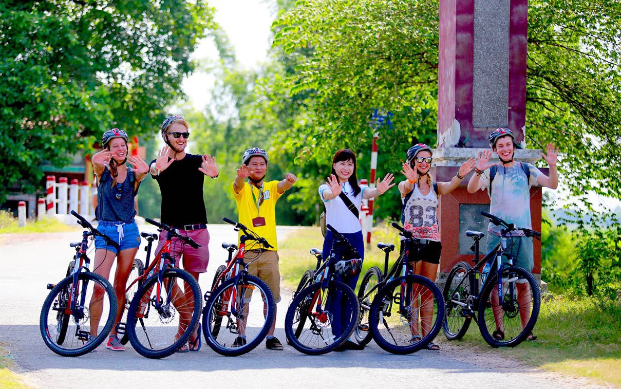 D&ograve;ng kh&aacute;ch ch&acirc;u &Acirc;u th&iacute;ch th&uacute; khi trải nghiệm du lịch bằng xe đạp tại Huế.&nbsp;Ảnh: Thượng Hiển
