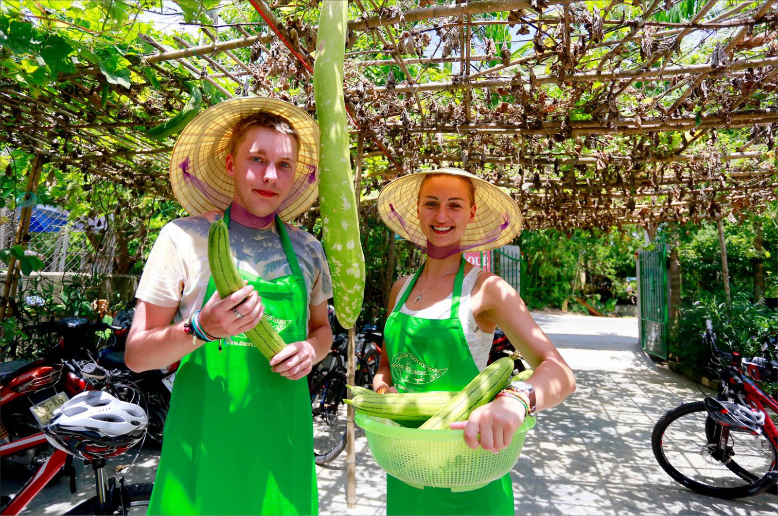 Khách du lịch nước ngoài trải nghiệm với nông sản làng quê trong tour xe đạp tại Huế. Ảnh: Thượng Hiển