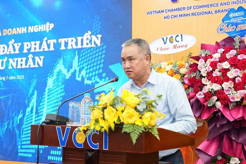 &Ocirc;ng Nguyễn Đức Lệnh, Ph&oacute; Gi&aacute;m đốc Ng&acirc;n h&agrave;ng Nh&agrave; nước Chi nh&aacute;nh Khu vực 2, ph&aacute;t biểu tại tọa đ&agrave;m.